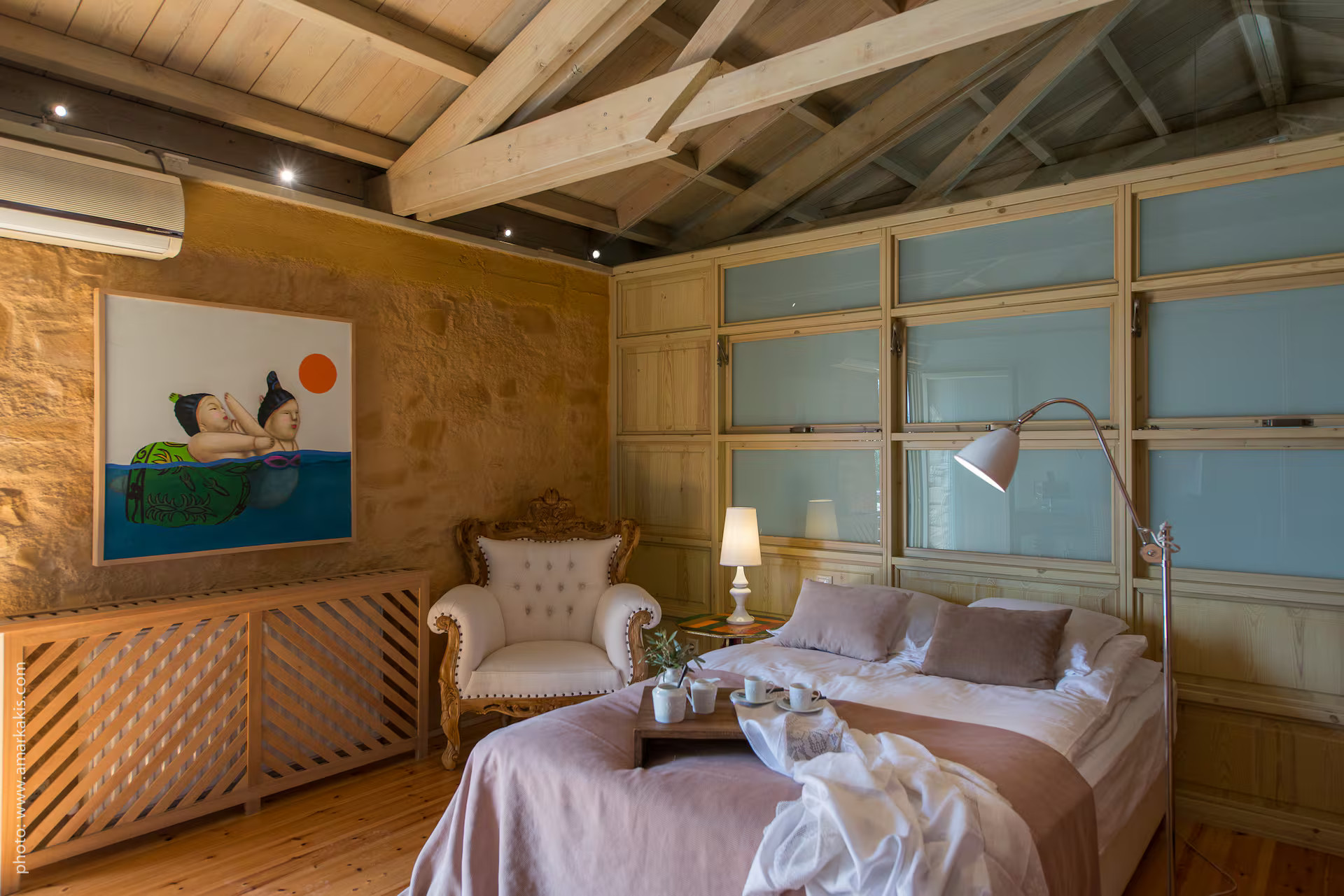 chambre décoration rustique chic grande maison en pierres en Crète Villa Dimi