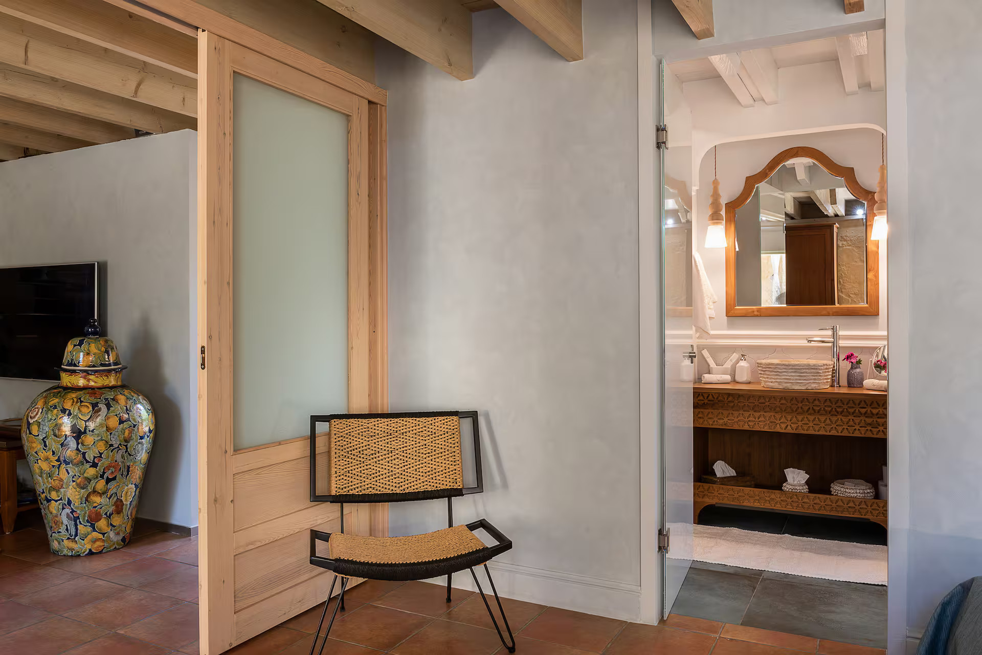 chambre avec salle de bain décoration rustique chic grande maison en pierres en Crète Villa Dimi