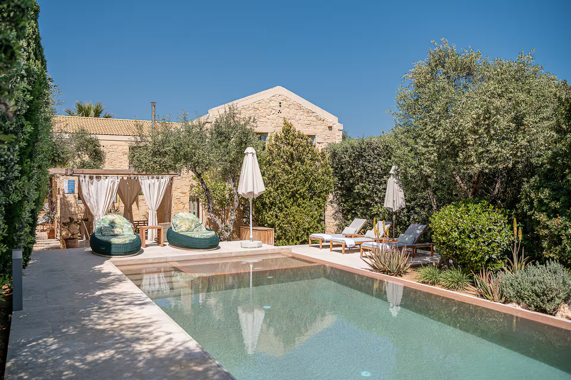 jardin avec piscine grande maison en pierres en Crète Villa Dimi