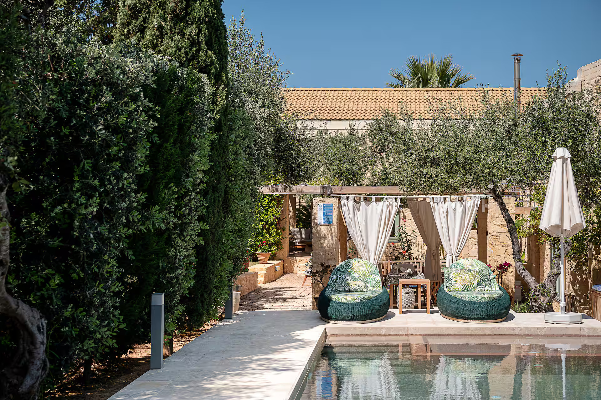 jardin avec piscine grande maison en pierres en Crète Villa Dimi