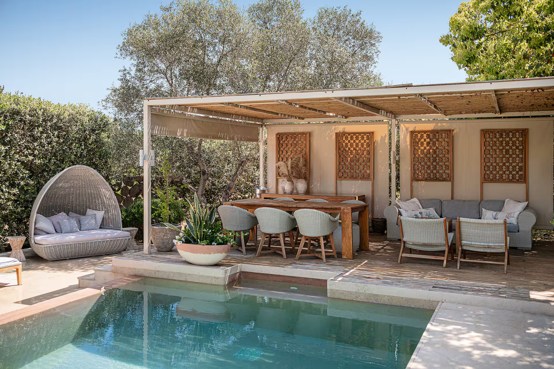 jardin avec piscine grande maison en pierres en Crète Villa Dimi