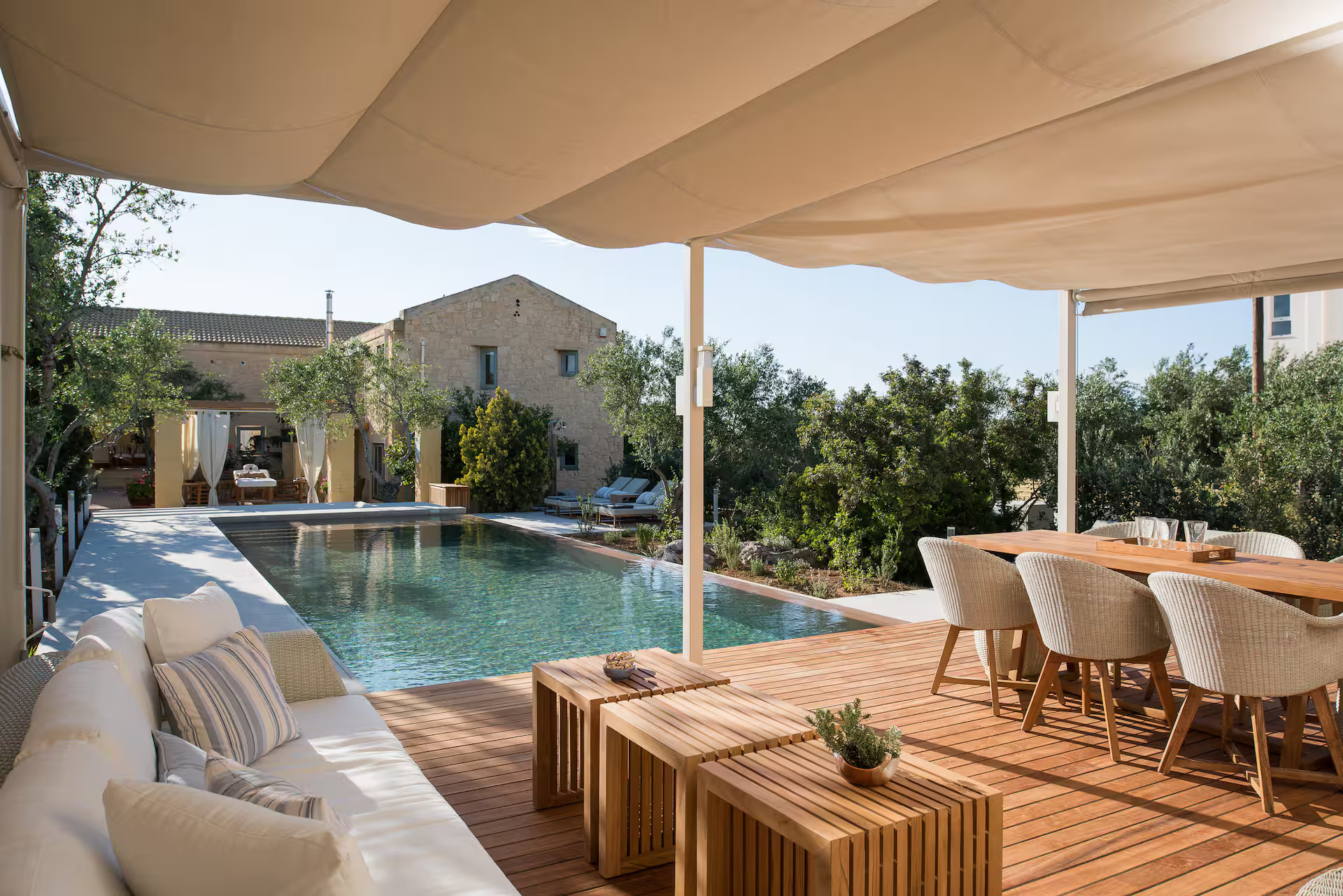salle à manger avec pergola dans jardin avec piscine grande maison en pierres en Crète Villa Dimi