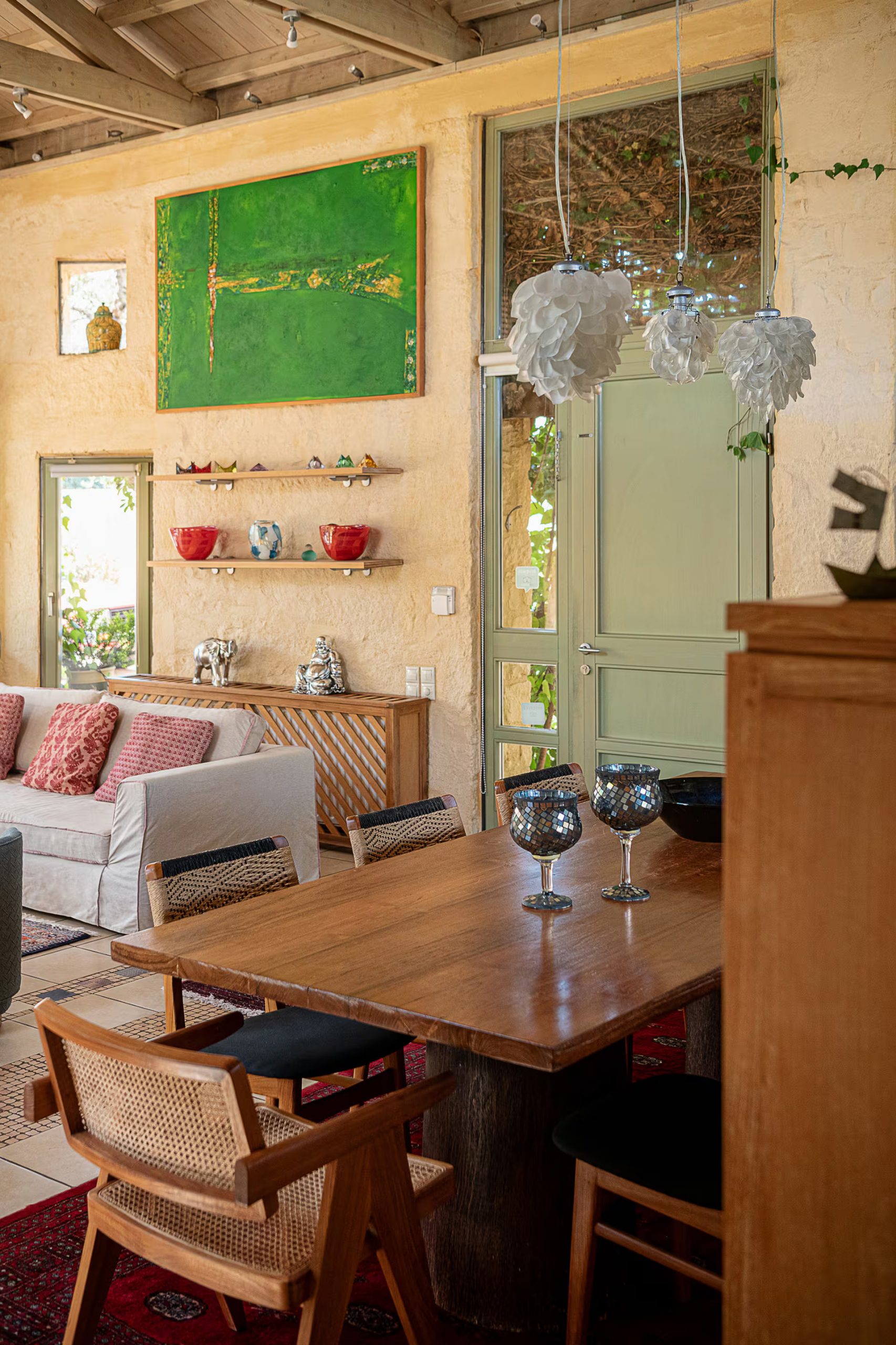 salle à manger double hauteur décoration rustique chic grande maison en pierres en Crete Villa Dimi