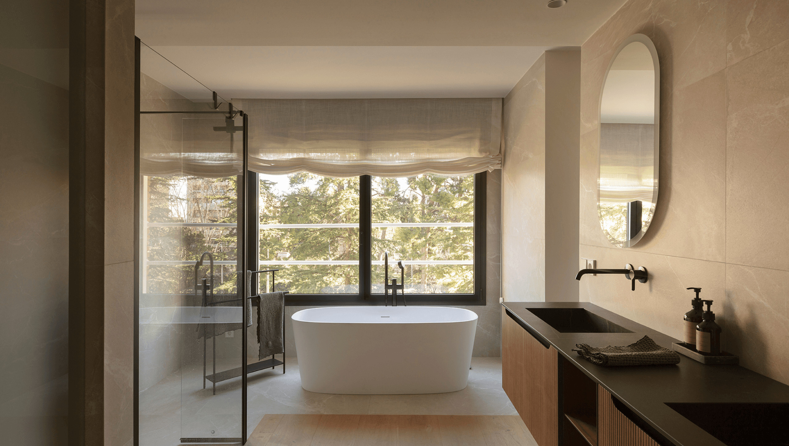 grande salle de bain avec fenêtre et baignoire îlot décoration contemporaine beige grande salle de bain avec fenêtre et baignoire îlot décoration contemporaine beige