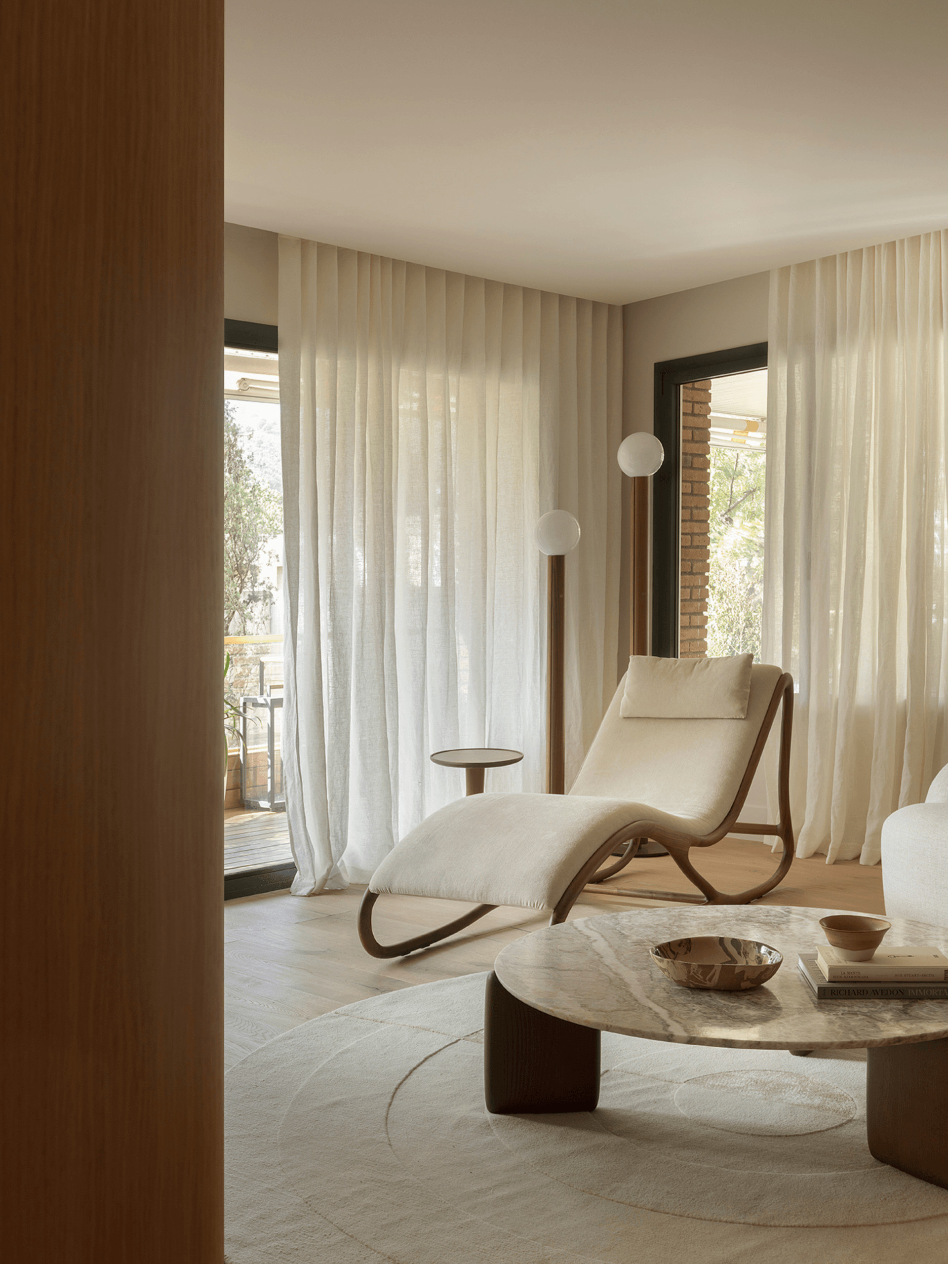 salon avec baies vitrées sur balcon décoration contemporaine beige salon avec baies vitrées sur balcon décoration contemporaine beige