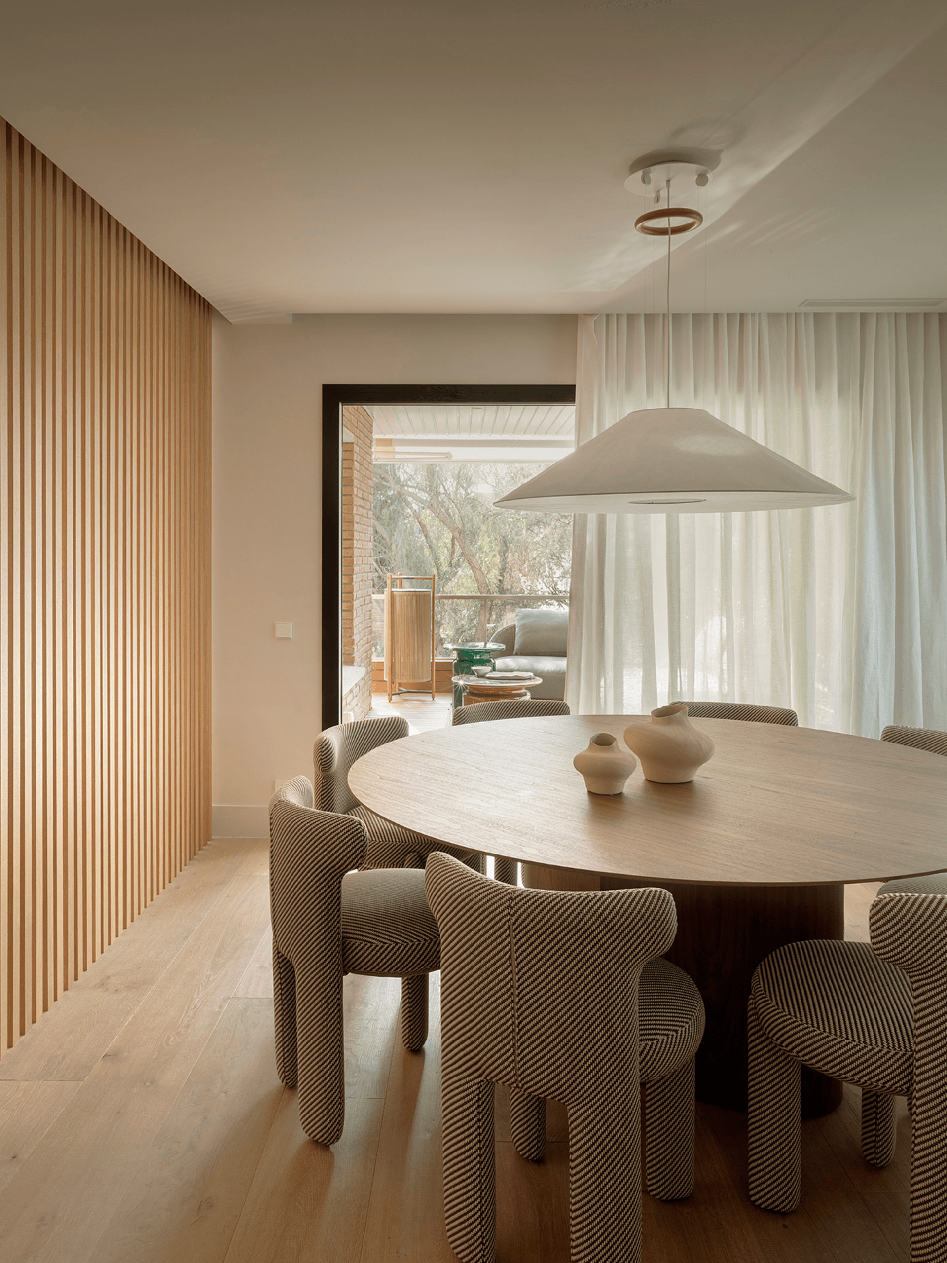 salon double avec cheminée à deux faces décoration contemporaine beige salon double avec cheminée à deux faces décoration contemporaine beige