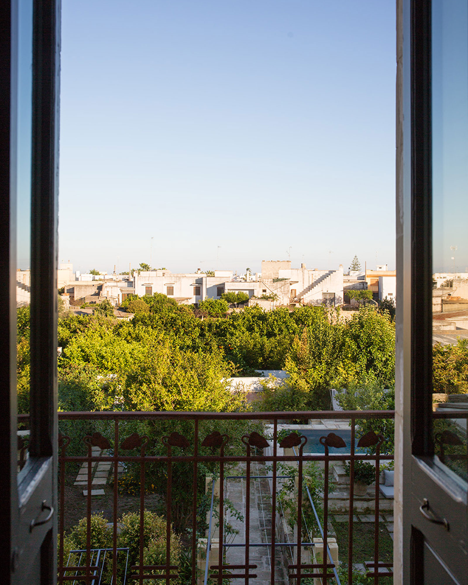 vue sur jardin avec piscine maison de ville ancienne dans les Pouilles