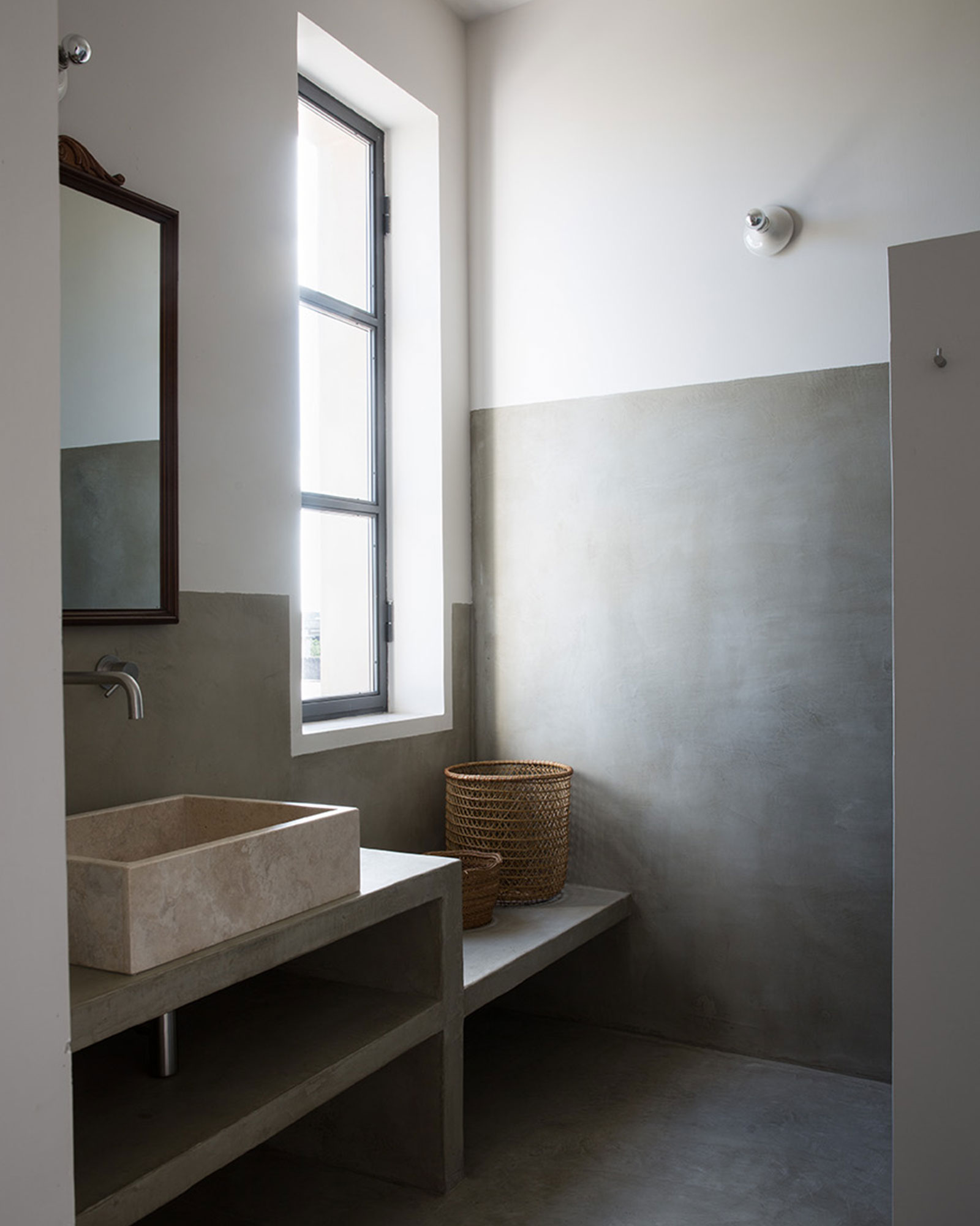 salle de bain grise style brutaliste