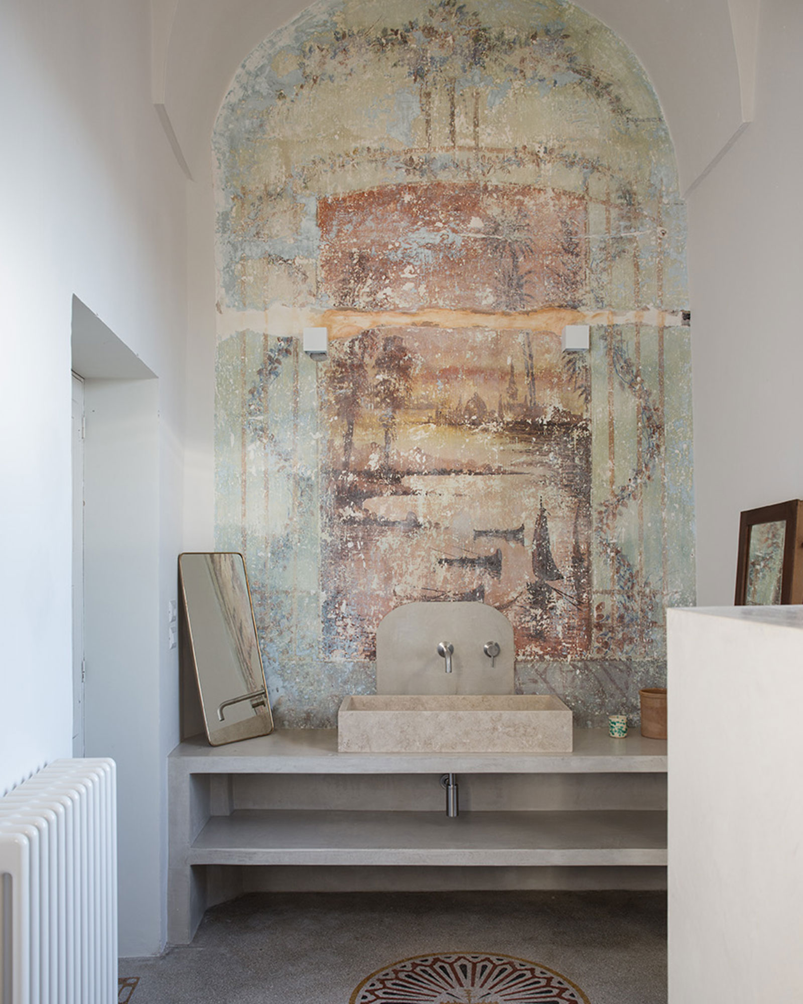 salle de bain avec fresque ancienne patinée
