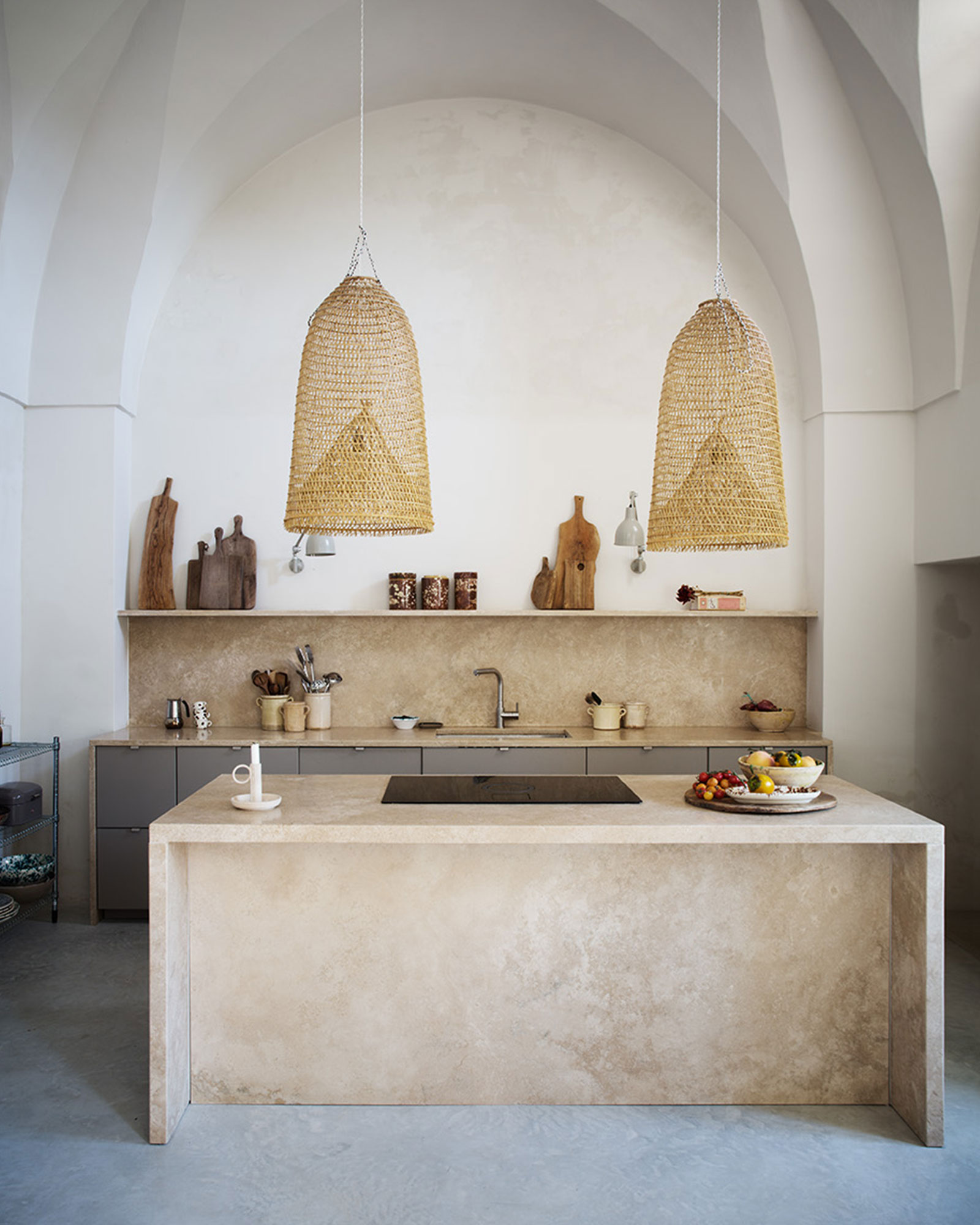 cuisine design avec arches maison de ville ancienne dans les Pouilles
