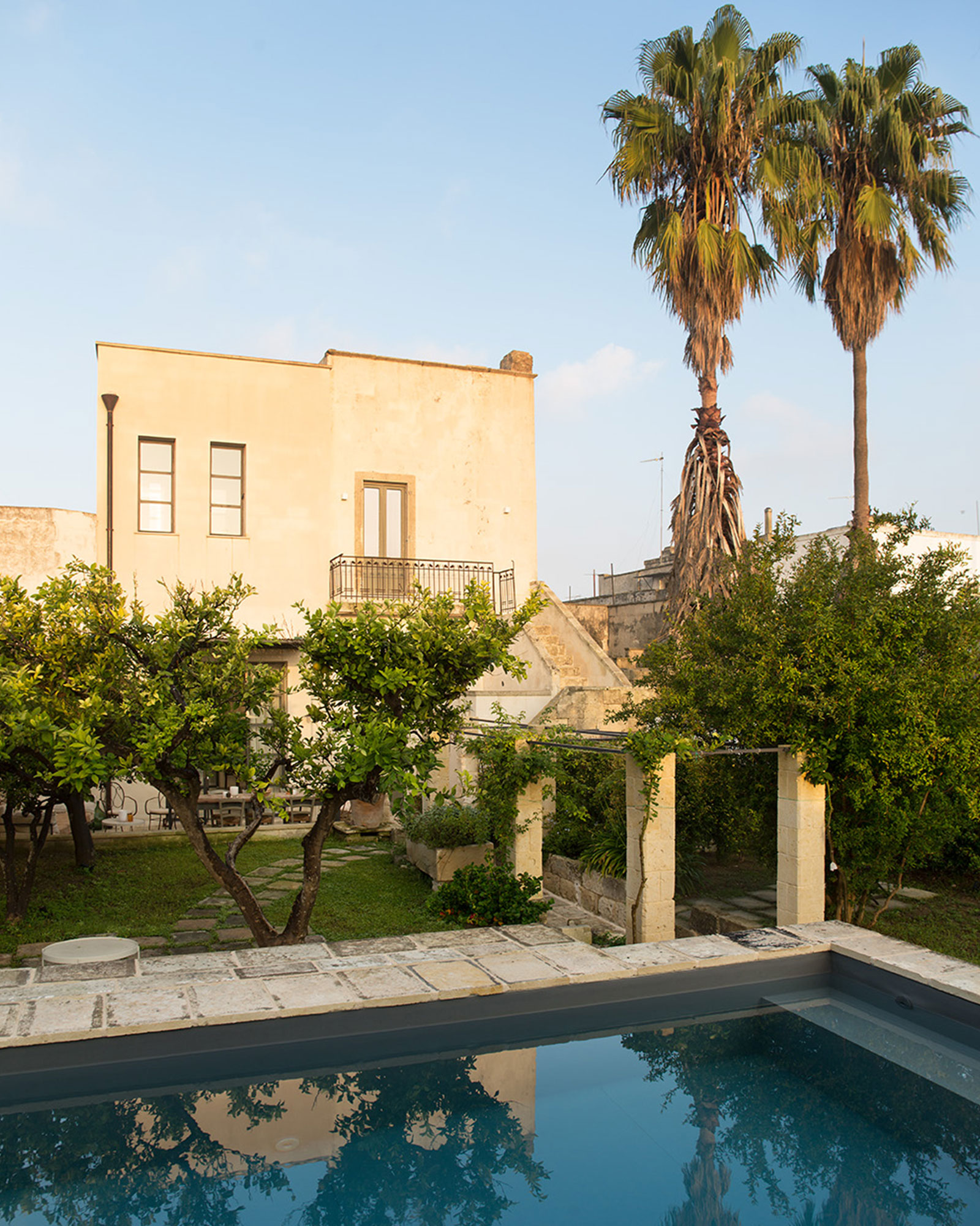 jardin avec piscine maison de ville ancienne dans les Pouilles