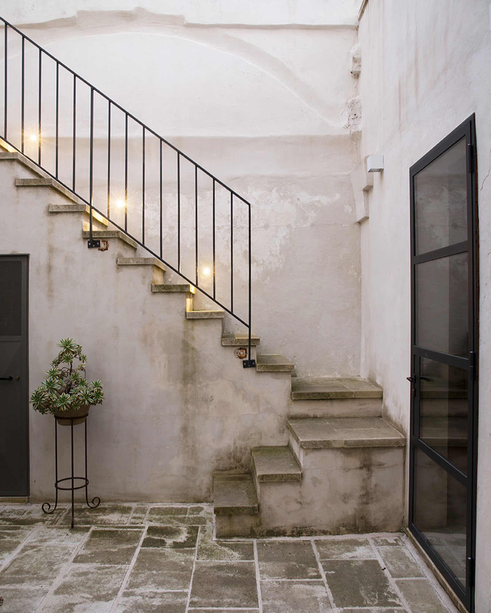 terrasse avec escalier maison de ville ancienne dans les Pouilles