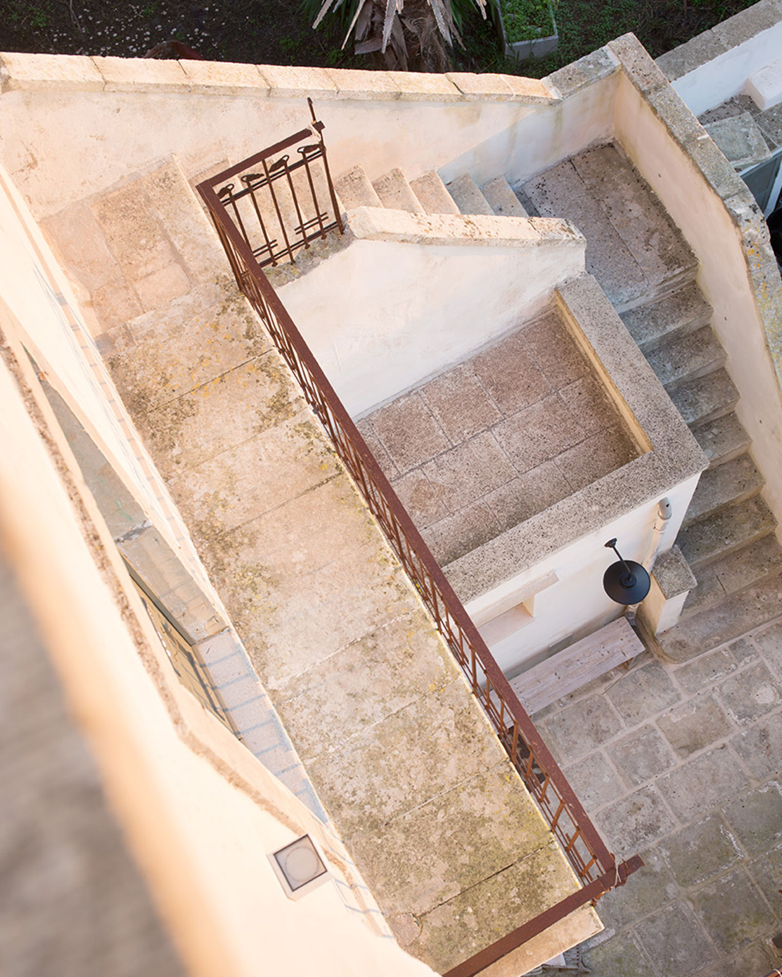 terrasse et escalier en pierre maison de ville ancienne dans les Pouilles