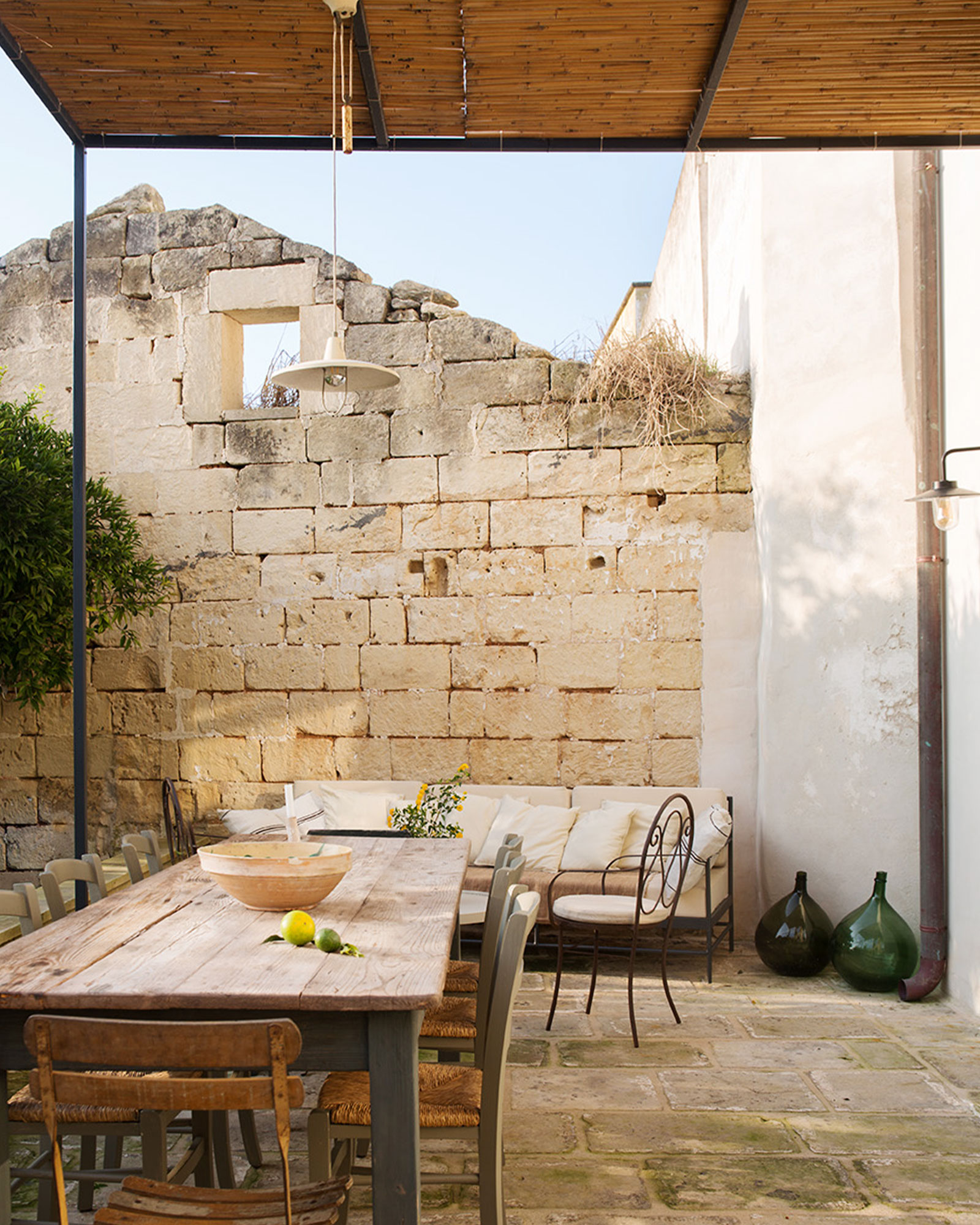terrasse avec pergola et canisses maison de ville ancienne dans les Pouilles