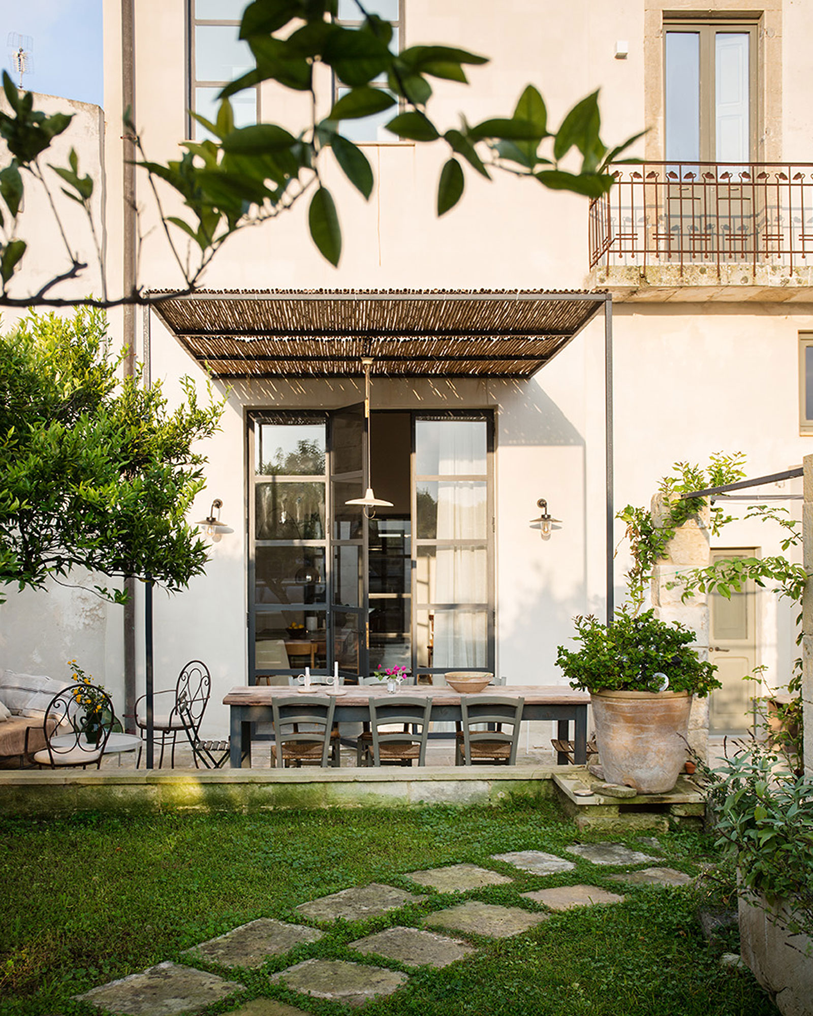 terrasse avec pergola et canisses maison de ville ancienne dans les Pouilles