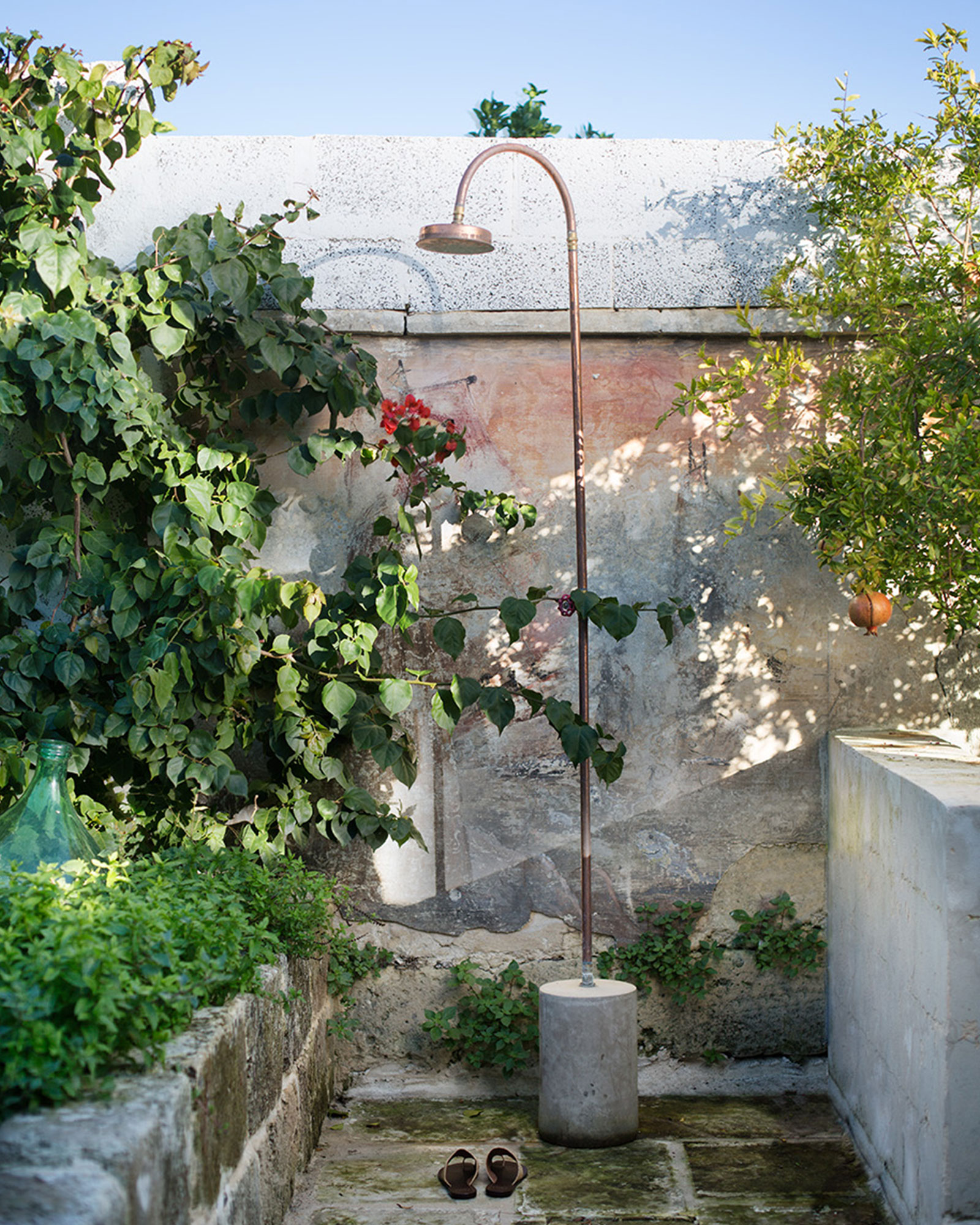 douche dans jardin maison de ville ancienne dans les Pouilles