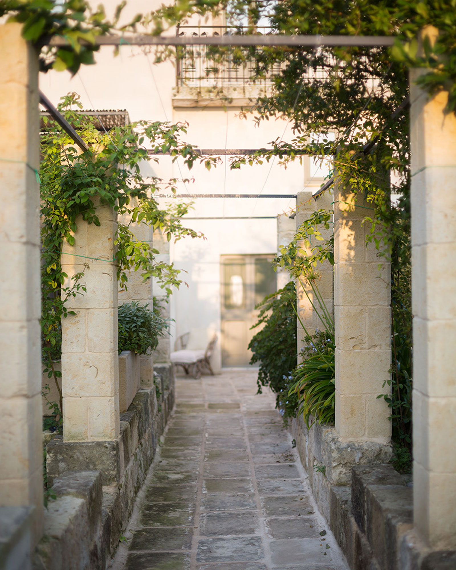 jardin avec colonnes de pierre maison de ville ancienne dans les Pouilles