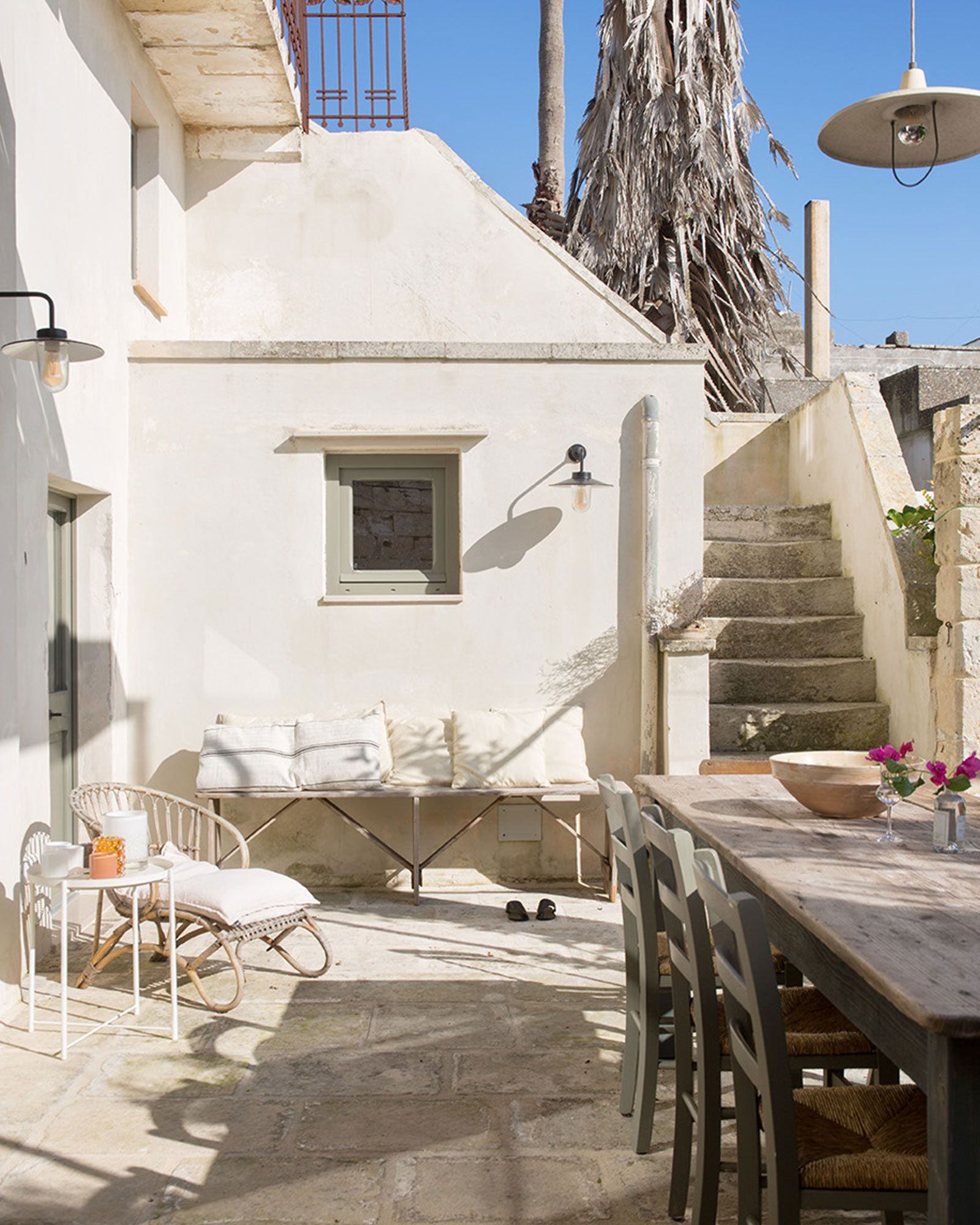 terrasse avec salle à manger extérieure maison de ville ancienne dans les Pouilles