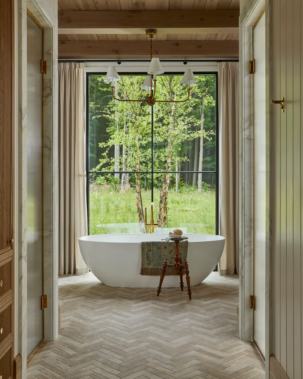 salle de bain avec fenêtre vue nature plafond bois décoration contemporaine maison contemporaine salle de bain avec fenêtre vue nature plafond bois décoration contemporaine maison contemporaine