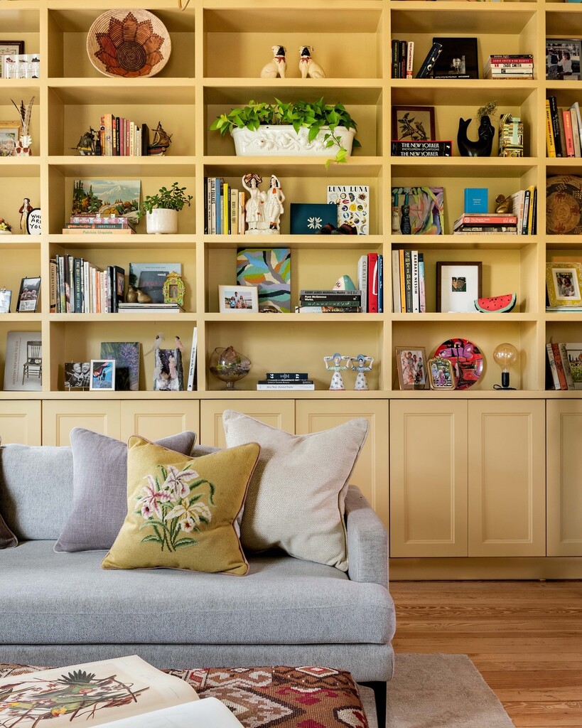 salon avec bibliothèque jaune Farrow&Ball couleur de l'année 2026