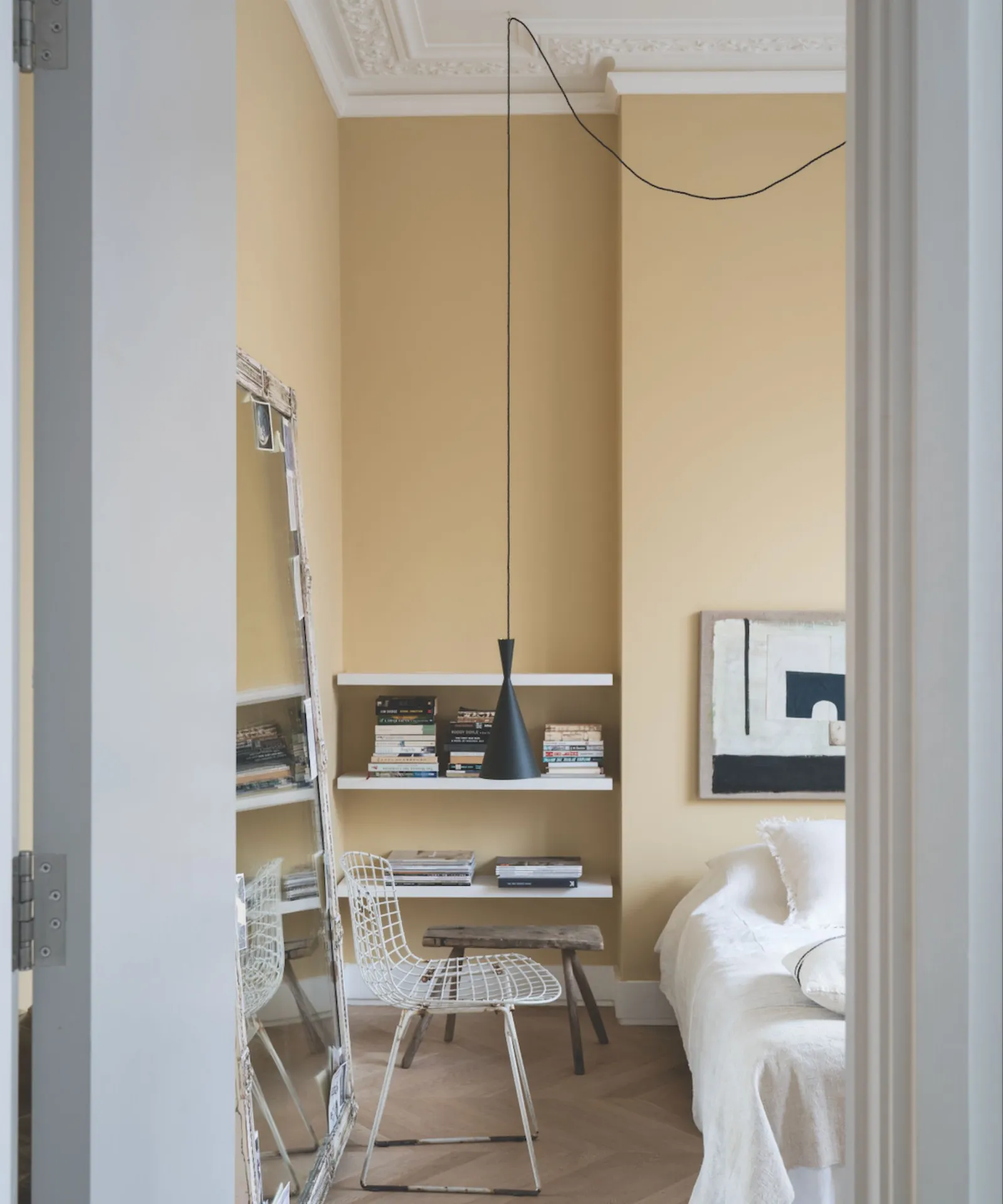 chambre murs jaune beurre
