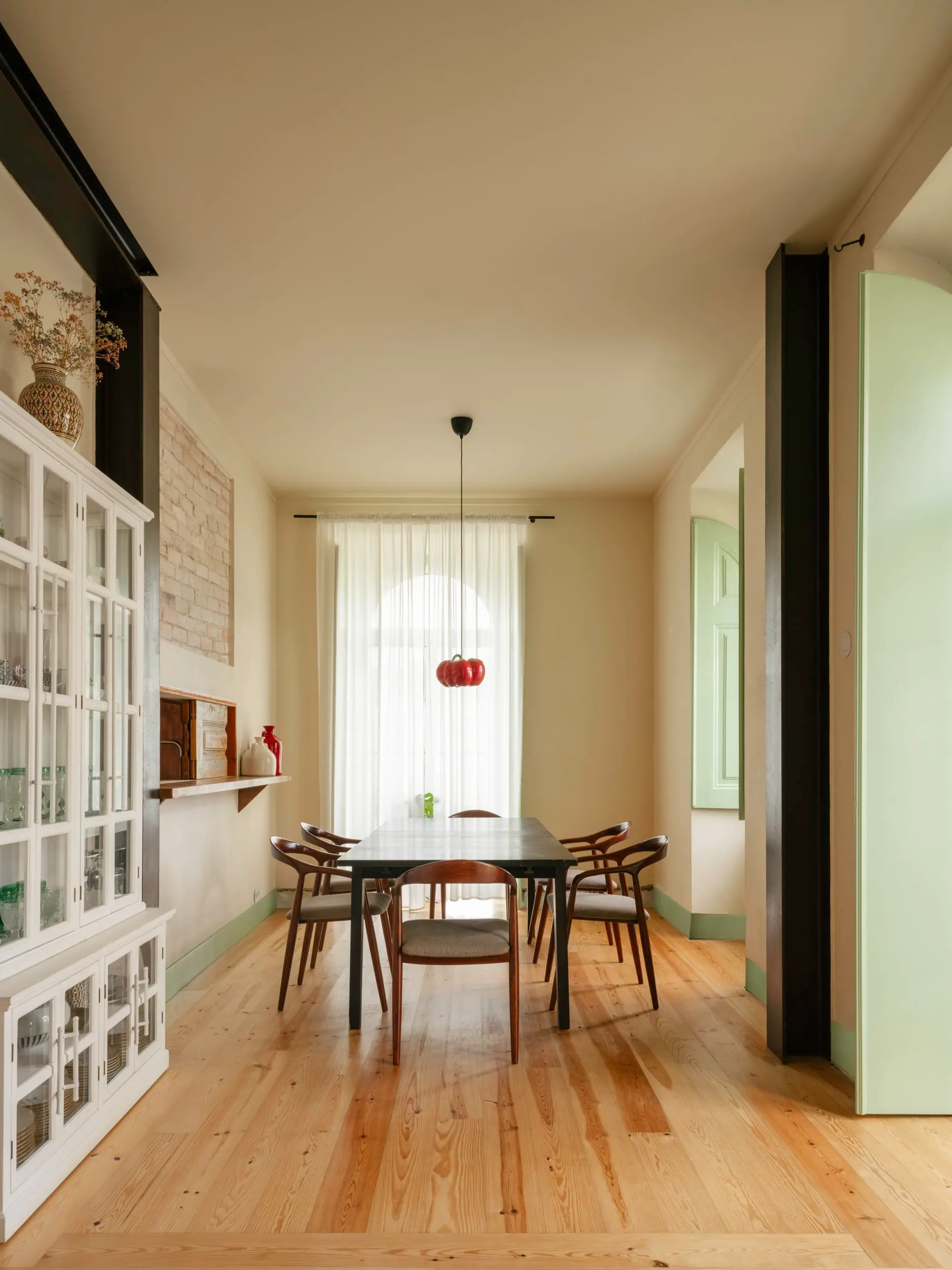 salle à manger avec poutre en acier et cheminée maison portugaise ancienne rénovée décoration rustique chic