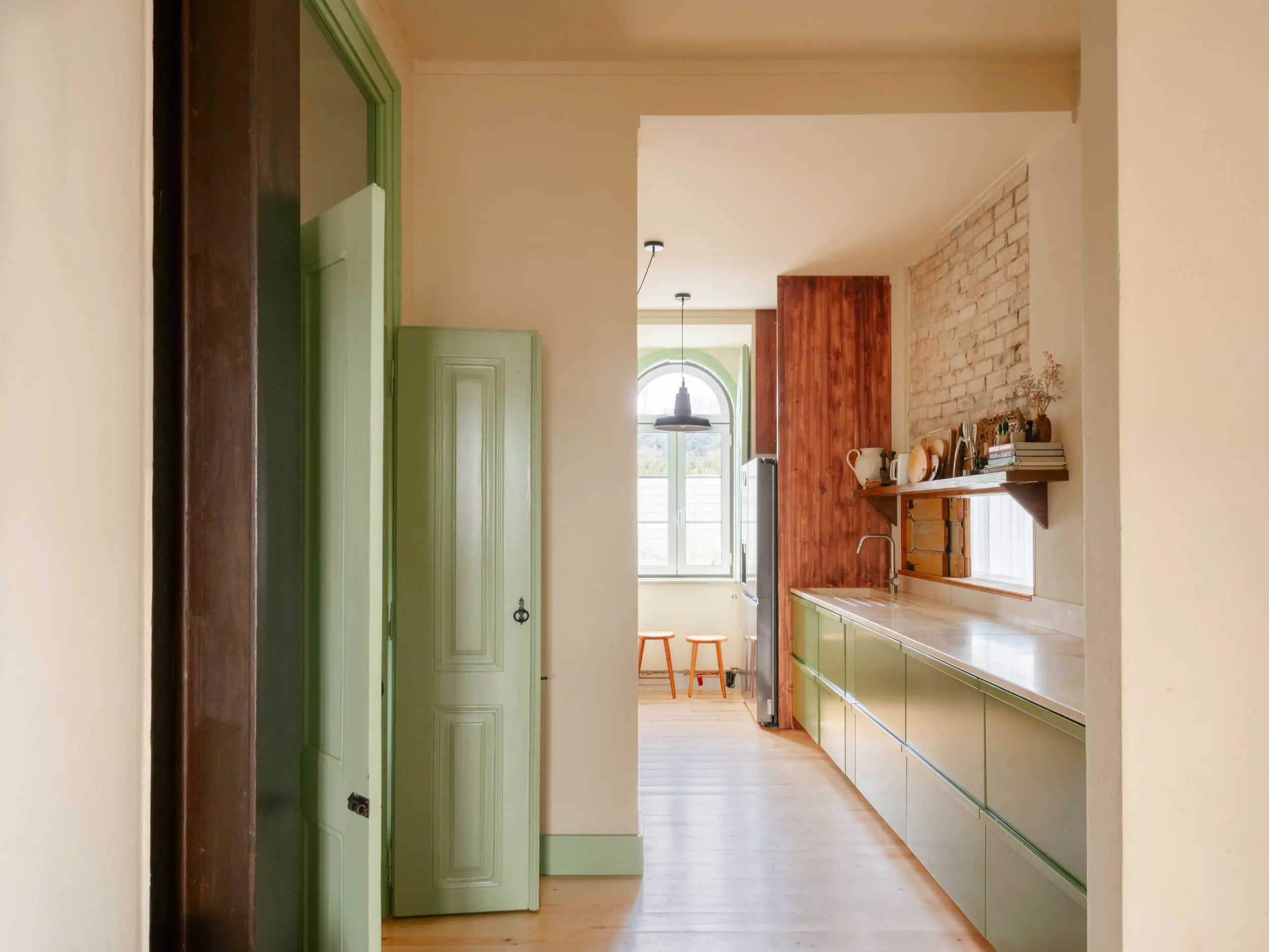 cuisine verte design avec mur en briques anciennes maison portugaise ancienne rénovée décoration rustique chic
