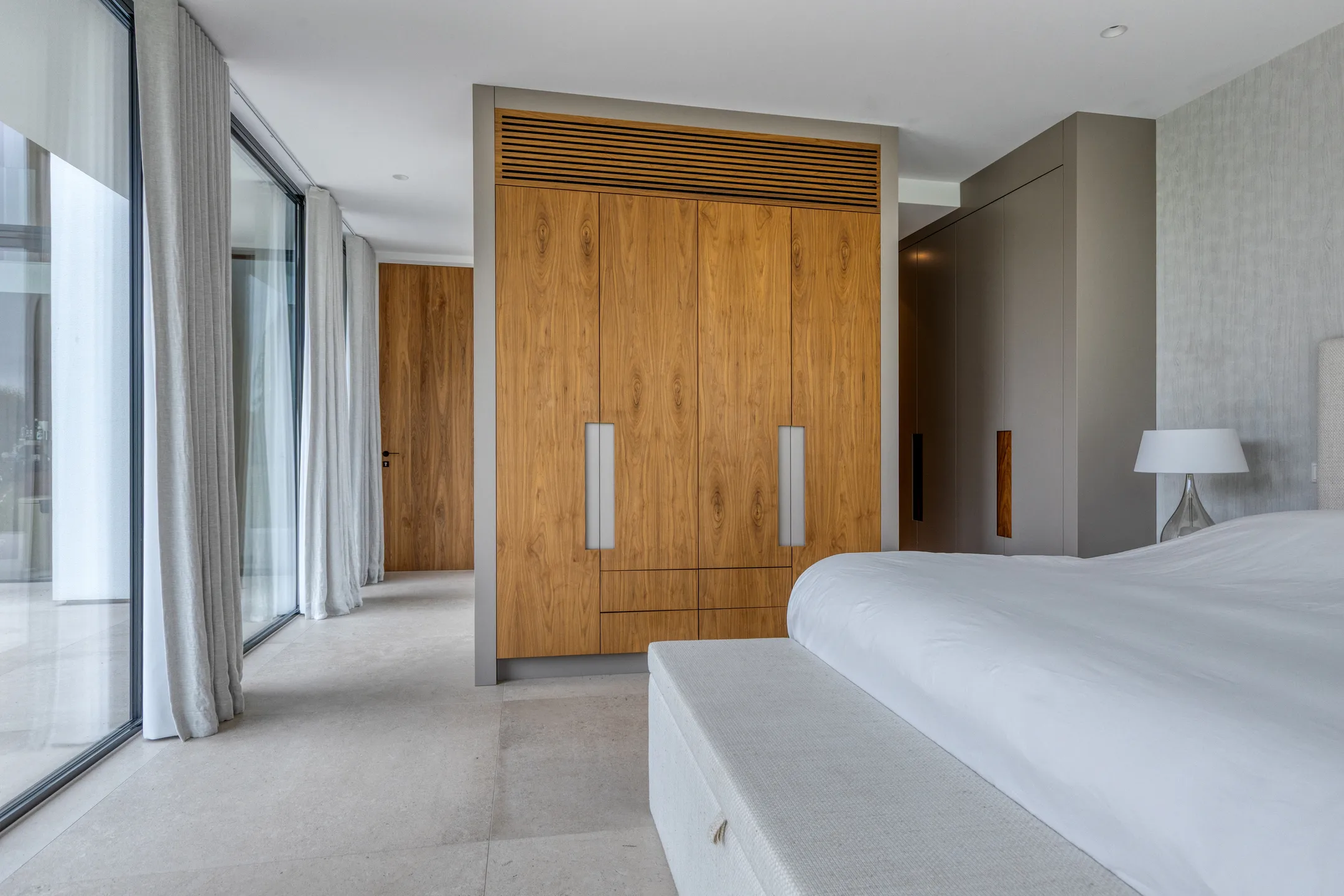 armoire bois dans chambre décoration grise maison design Hollande armoire bois dans chambre décoration grise maison design Hollande