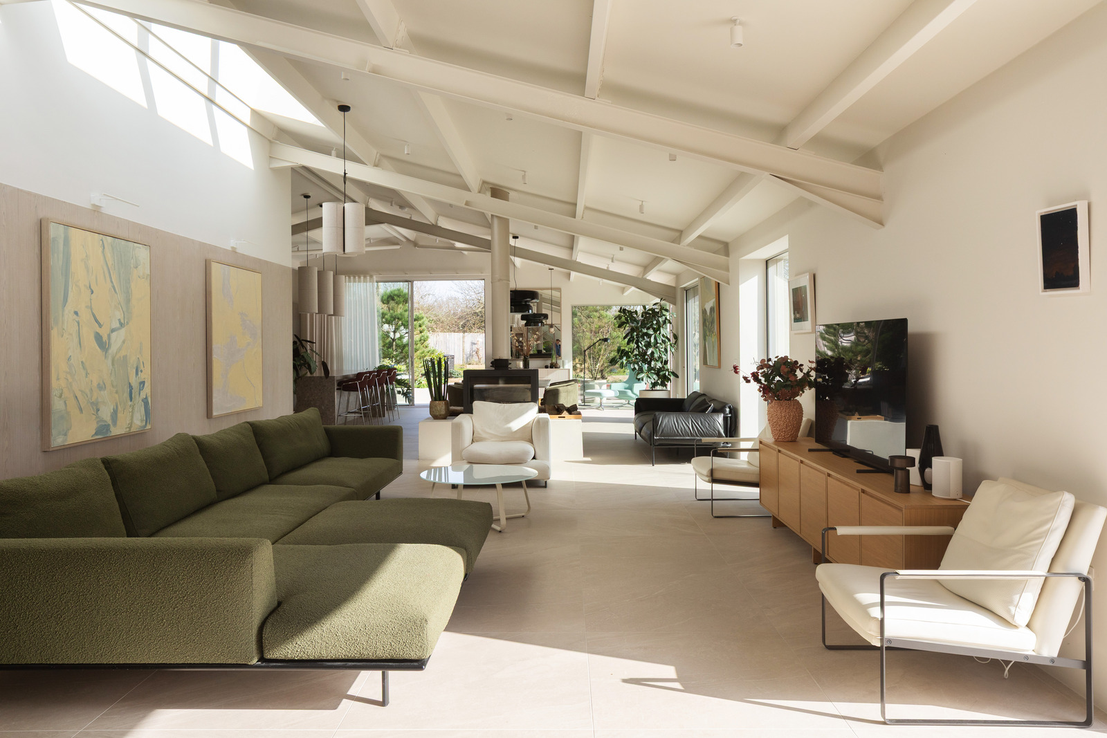 salon décoration design maison contemporaine durable avec grandes baies vitrées et jardin paysagé salon décoration design maison contemporaine durable avec grandes baies vitrées et jardin paysagé