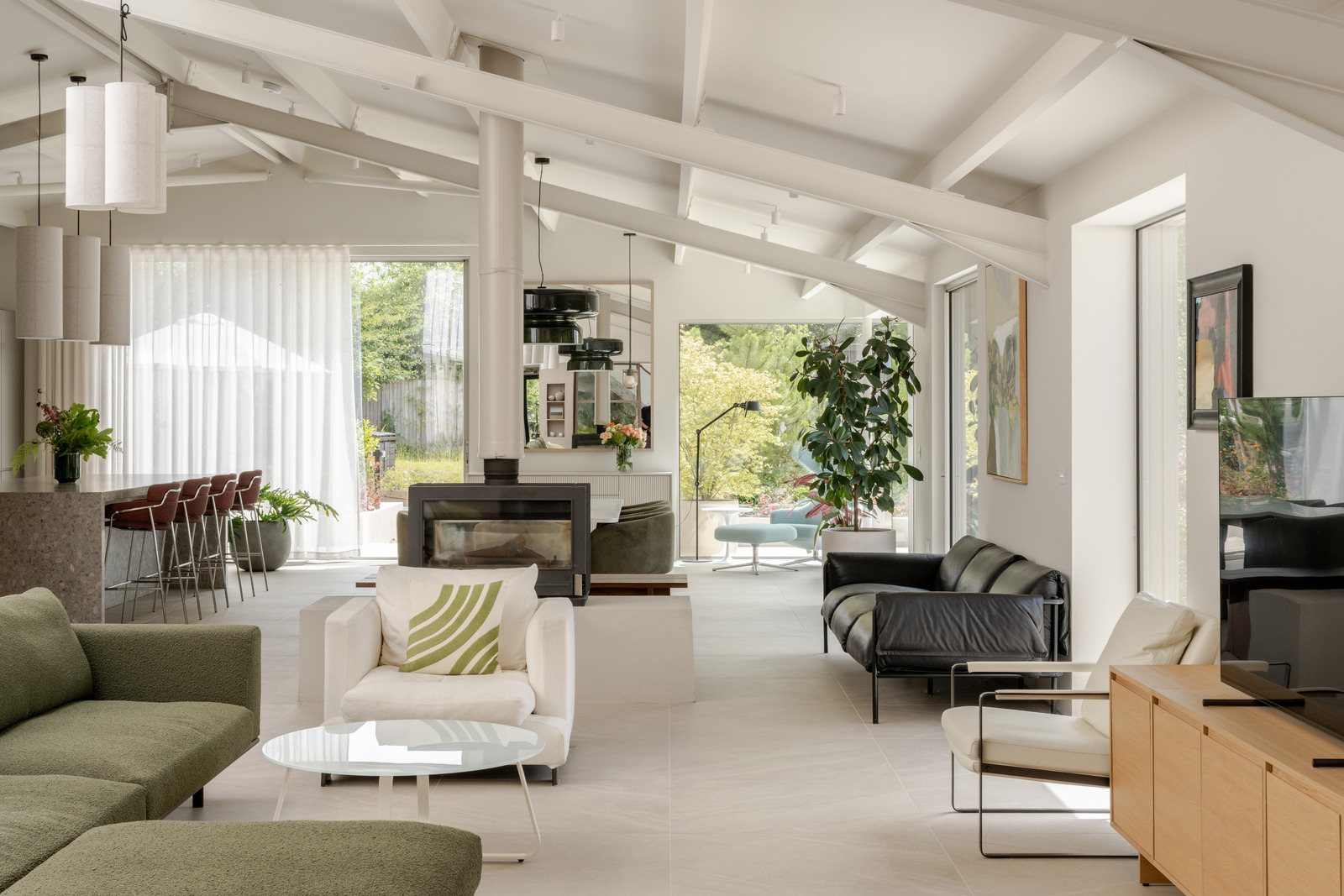 salon décoration design maison contemporaine durable avec grandes baies vitrées et jardin paysagé salon décoration design maison contemporaine durable avec grandes baies vitrées et jardin paysagé