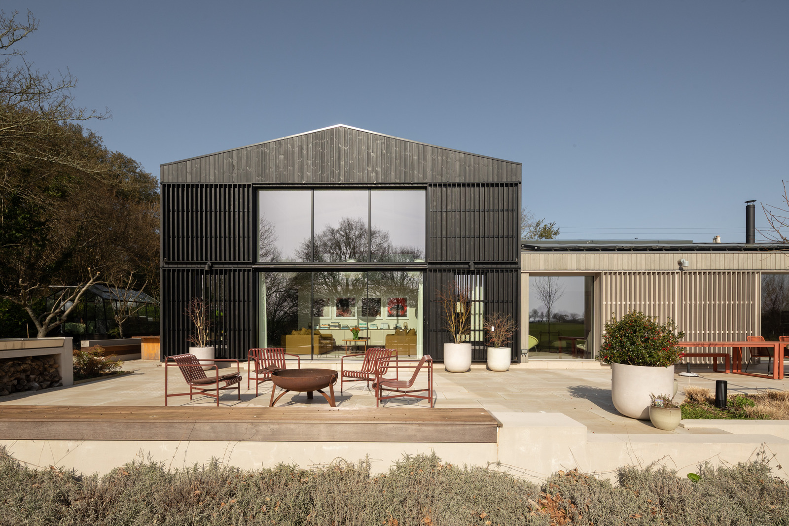 maison contemporaine durable avec grandes baies vitrées et jardin paysagé maison contemporaine durable avec grandes baies vitrées et jardin paysagé
