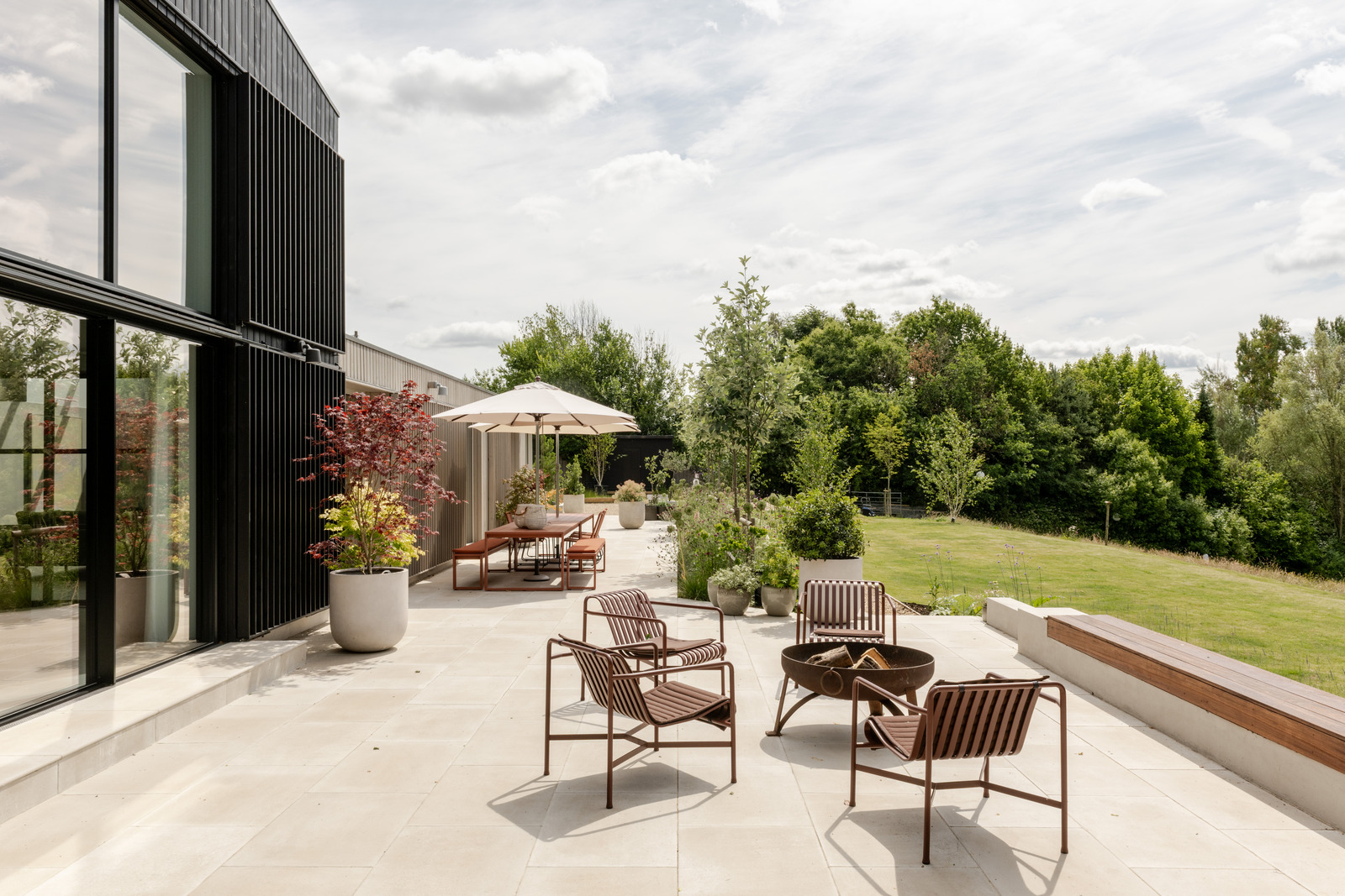 maison contemporaine durable avec grandes baies vitrées et jardin paysagé maison contemporaine durable avec grandes baies vitrées et jardin paysagé