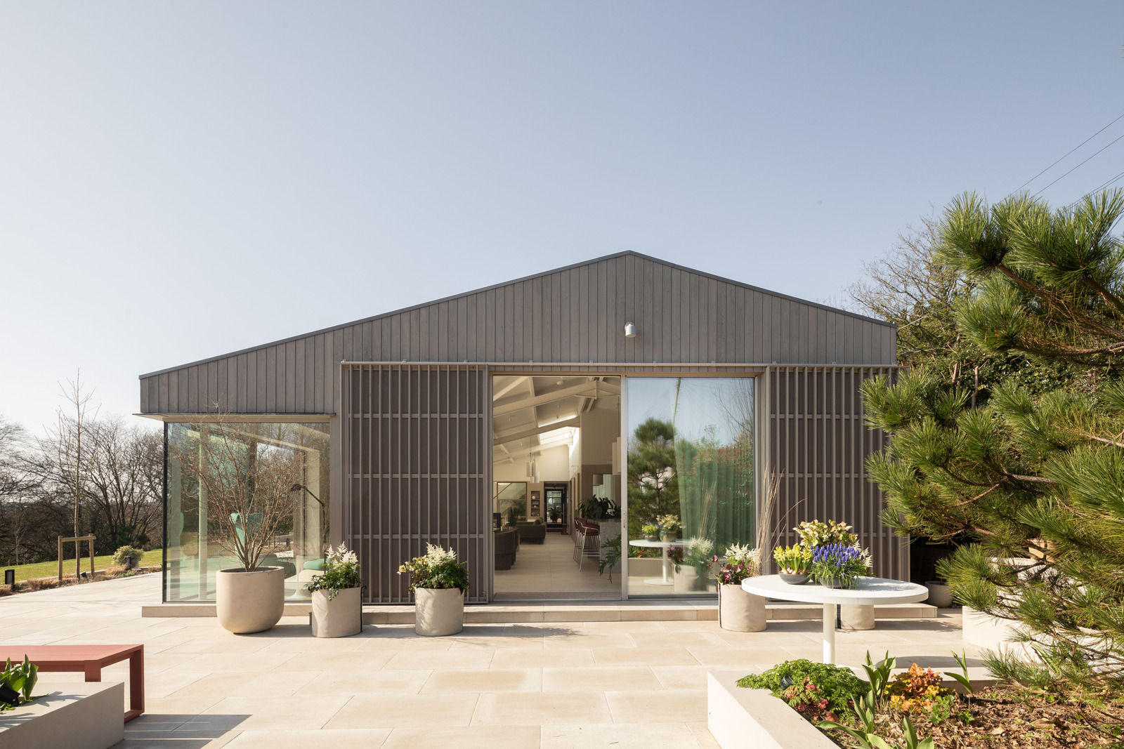 maison contemporaine durable avec grandes baies vitrées et jardin paysagé maison contemporaine durable avec grandes baies vitrées et jardin paysagé