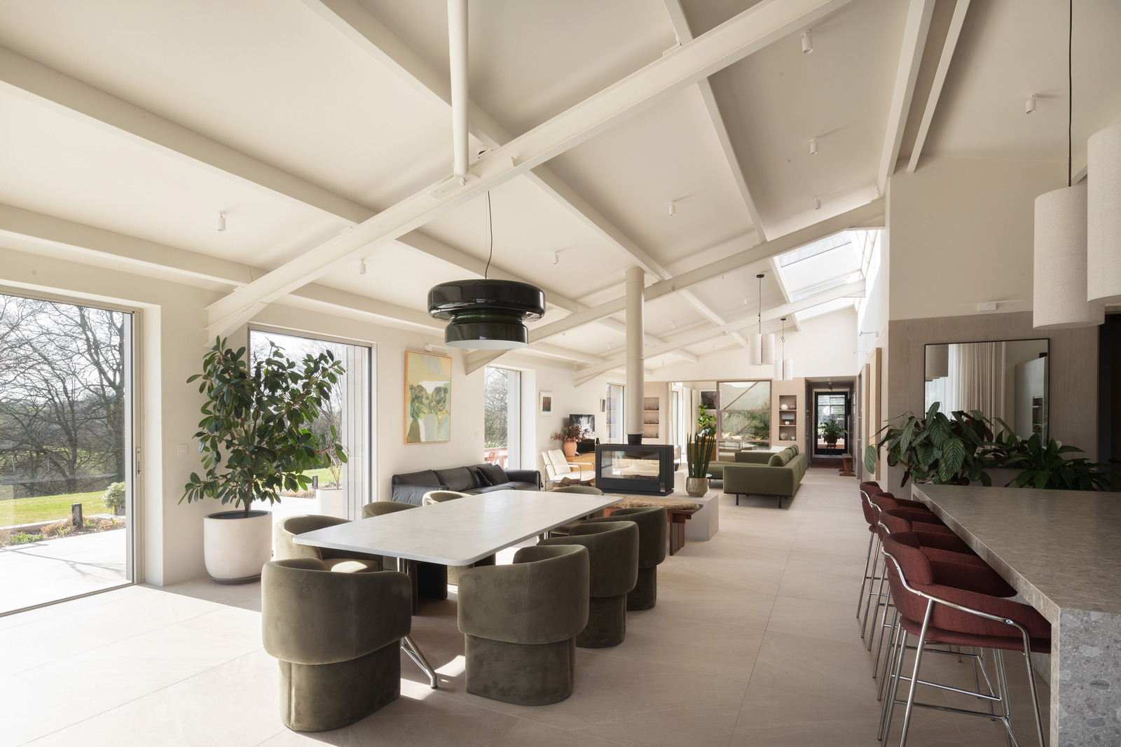 salle à manger et cuisine maison contemporaine durable avec grandes baies vitrées et jardin paysagé salle à manger et cuisine maison contemporaine durable avec grandes baies vitrées et jardin paysagé