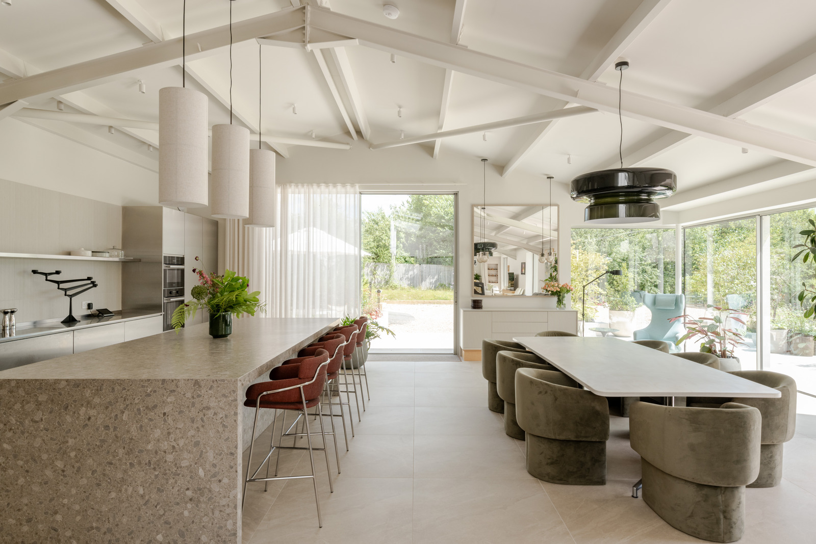 salle à manger et cuisine maison contemporaine durable avec grandes baies vitrées et jardin paysagé salle à manger et cuisine maison contemporaine durable avec grandes baies vitrées et jardin paysagé