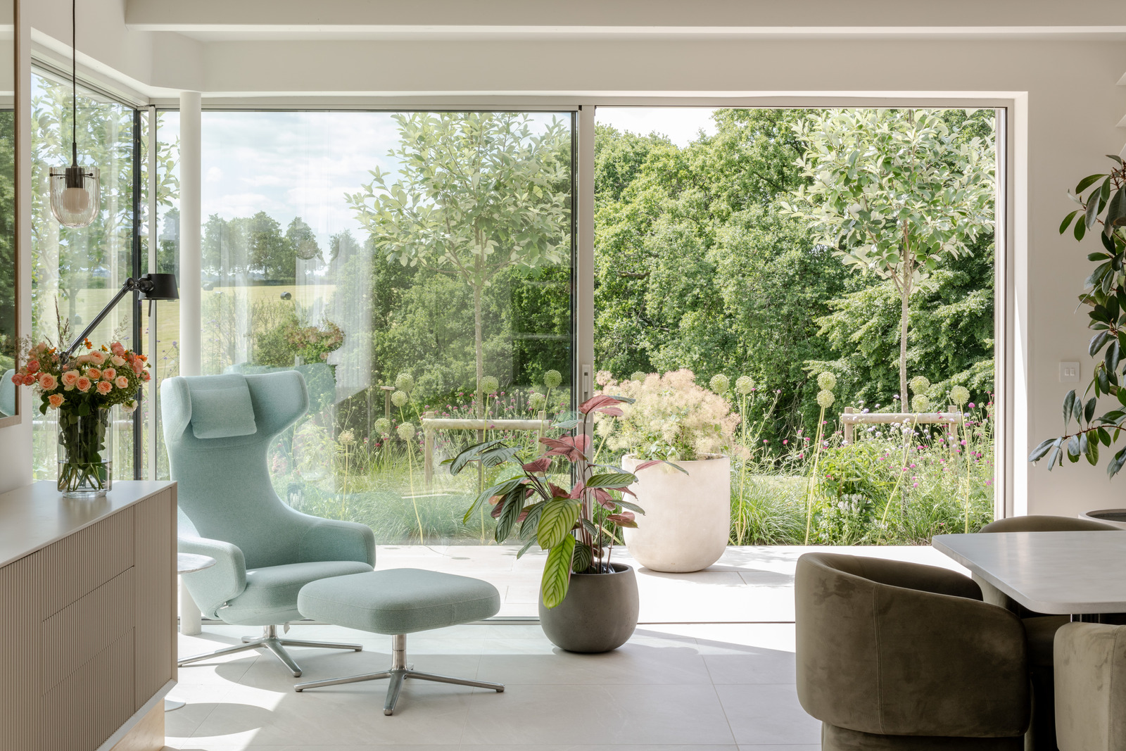salon décoration design maison contemporaine durable avec grandes baies vitrées et jardin paysagé salon décoration design maison contemporaine durable avec grandes baies vitrées et jardin paysagé