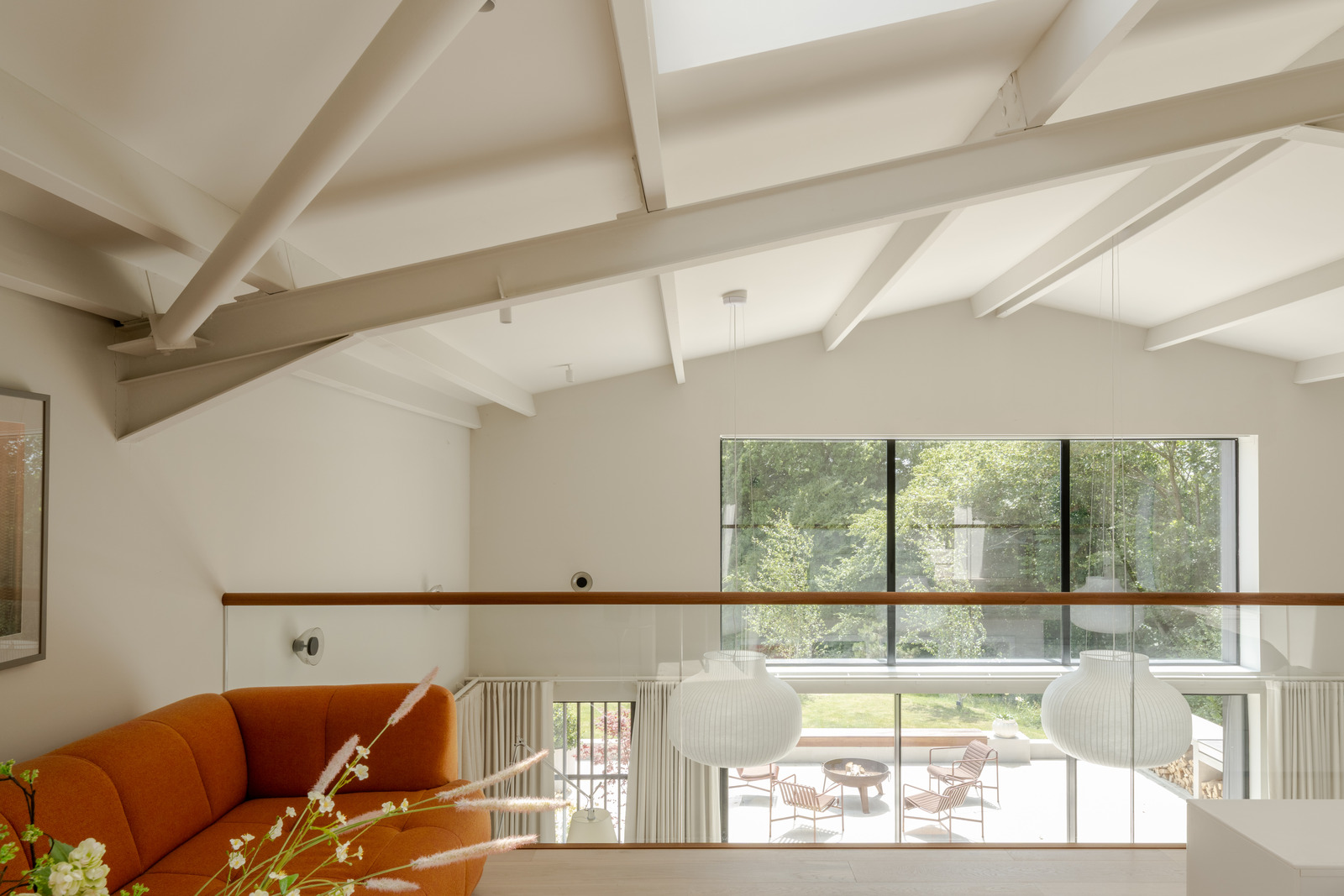 salon sur mezzanine garde-corps vitré maison contemporaine durable avec grandes baies vitrées et jardin paysagé salon sur mezzanine garde-corps vitré maison contemporaine durable avec grandes baies vitrées et jardin paysagé
