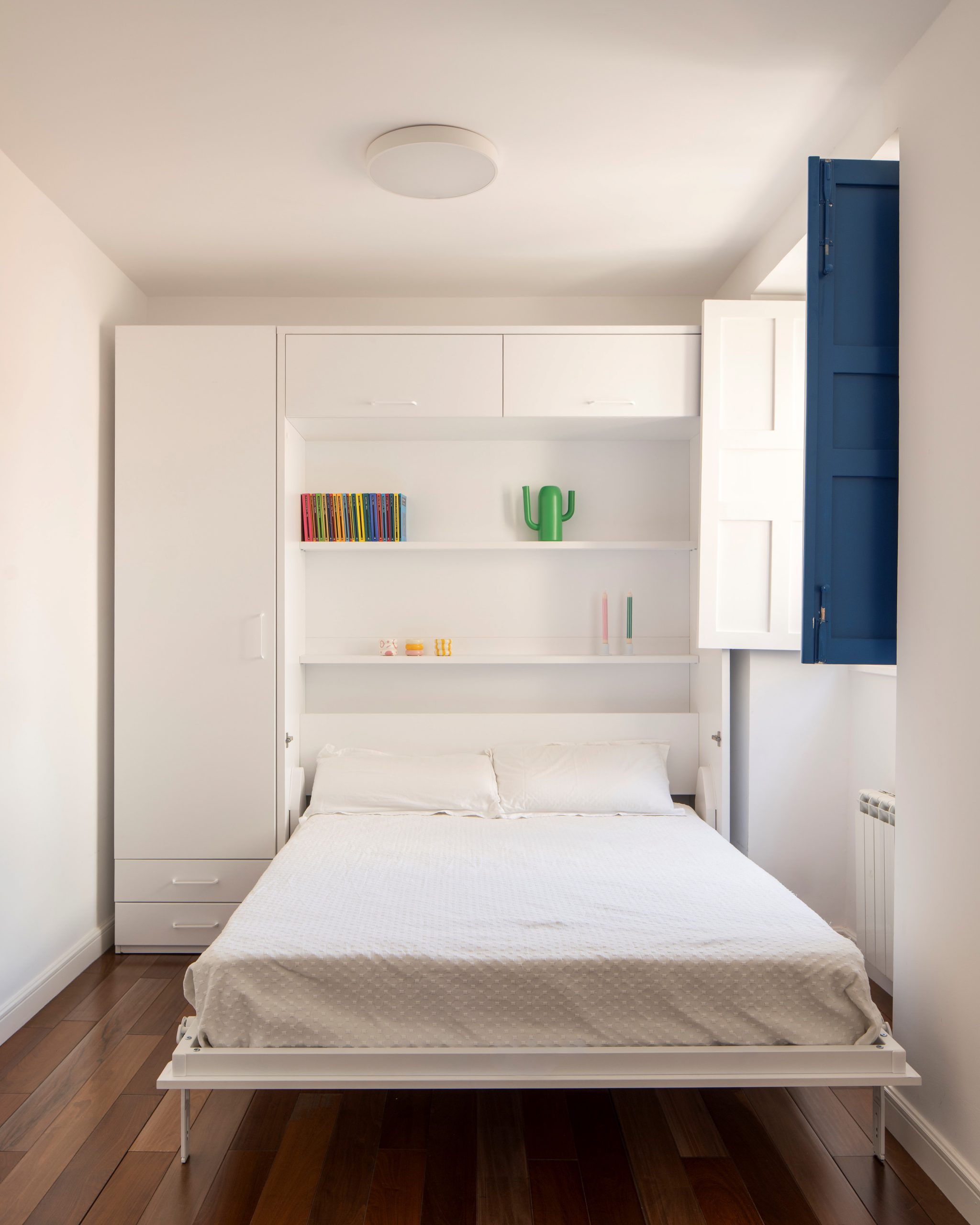 chambre avec lit escamotable décoration design et colorée Casa Eme Madrid par Gon Architects chambre avec lit escamotable décoration design et colorée Casa Eme Madrid par Gon Architects