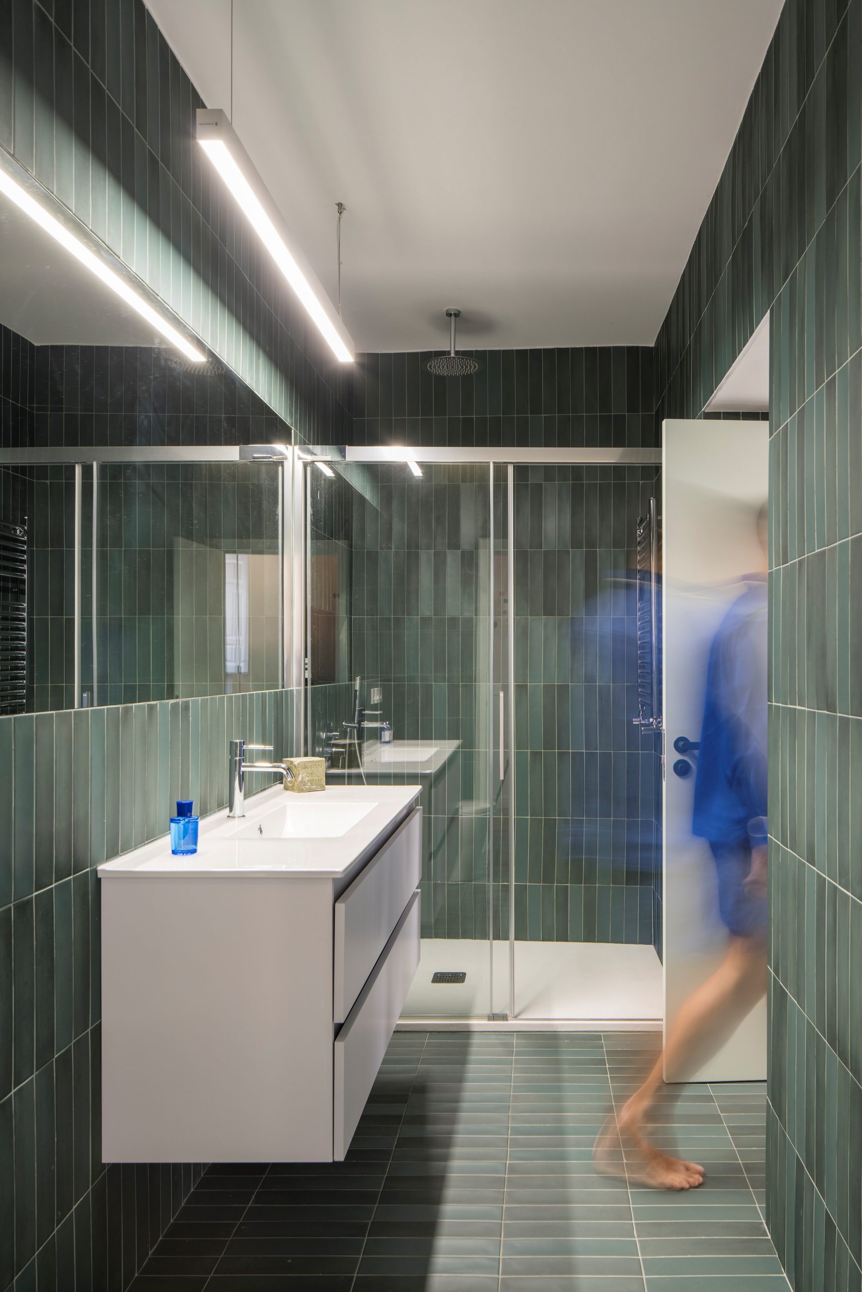 salle de bain carrelage vert décoration design et colorée Casa Eme Madrid par Gon Architects salle de bain carrelage vert décoration design et colorée Casa Eme Madrid par Gon Architects