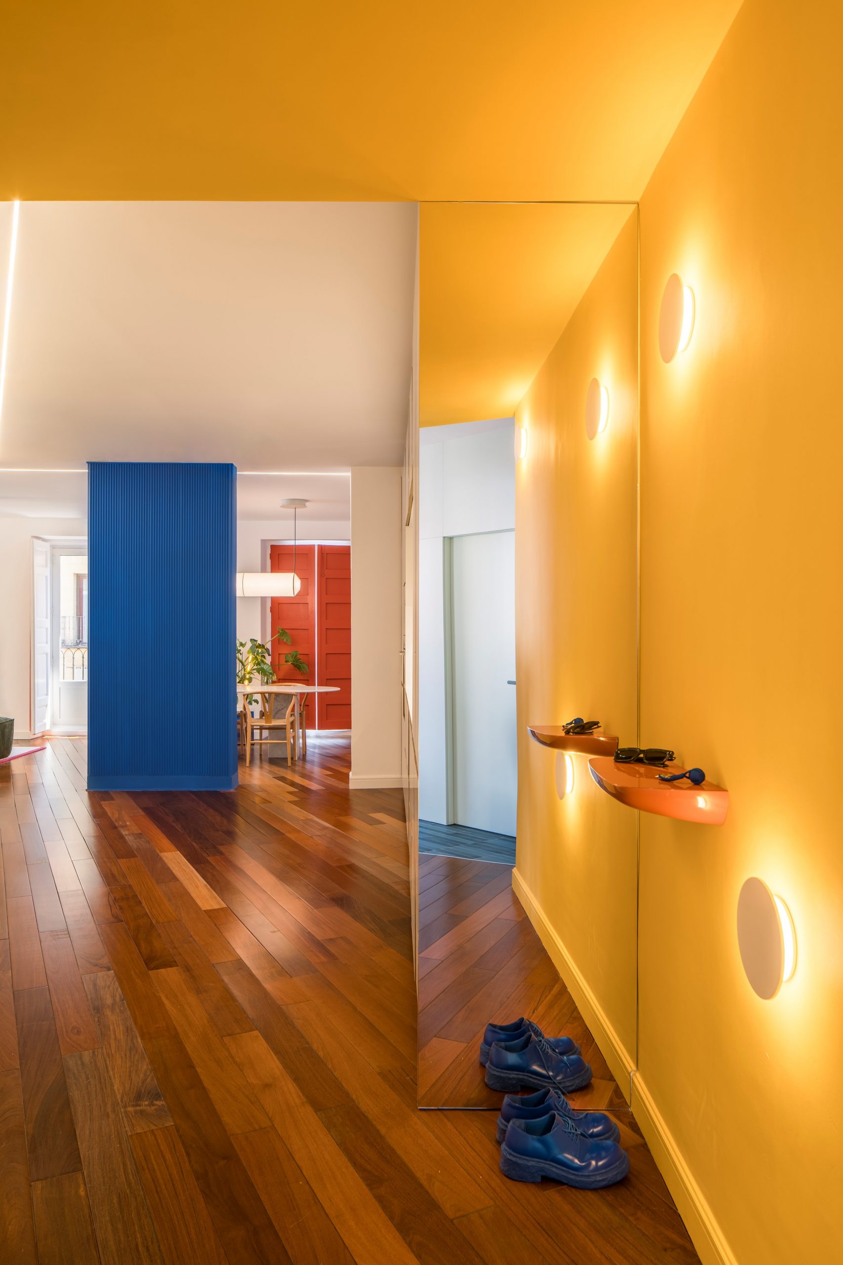 entrée murs jaunes décoration design et colorée Casa Eme Madrid par Gon Architects entrée murs jaunes décoration design et colorée Casa Eme Madrid par Gon Architects