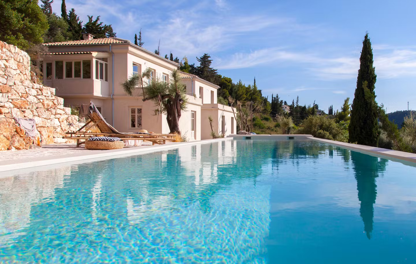 Une superbe maison contemporaine avec piscine face à la mer Ionienne