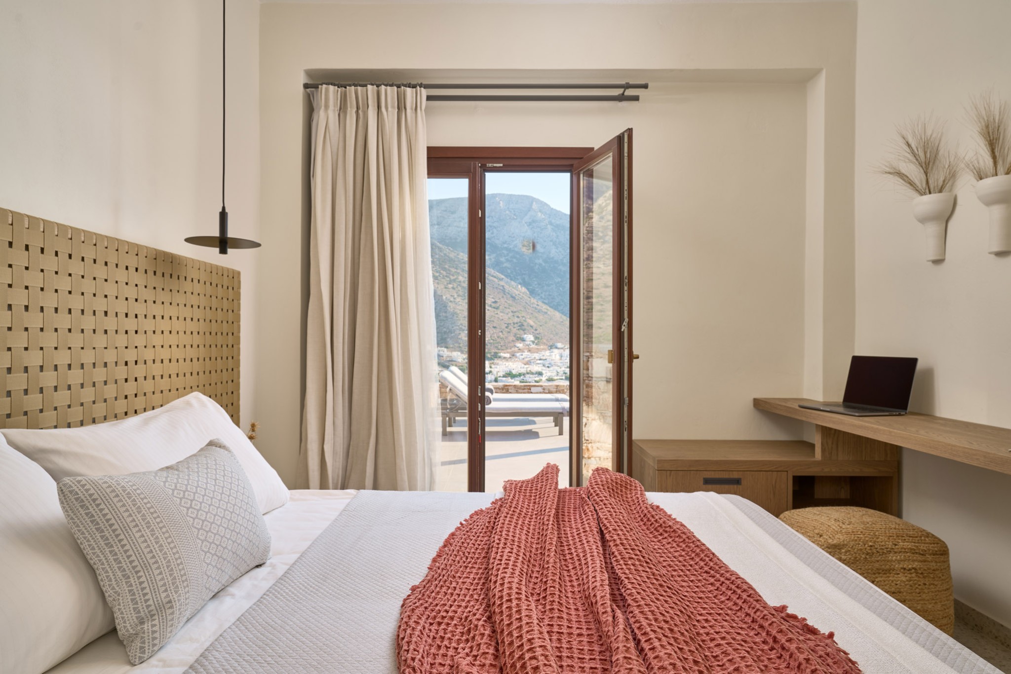 chambre décoration contemporaine petite maison 43m2 avec piscine Grèce Cyclades