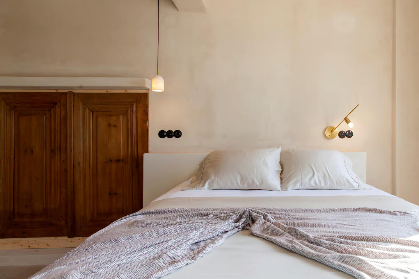 chambre décoration contemporaine beige maison avec piscine Grèce Agios Nikitas île de Lefkada