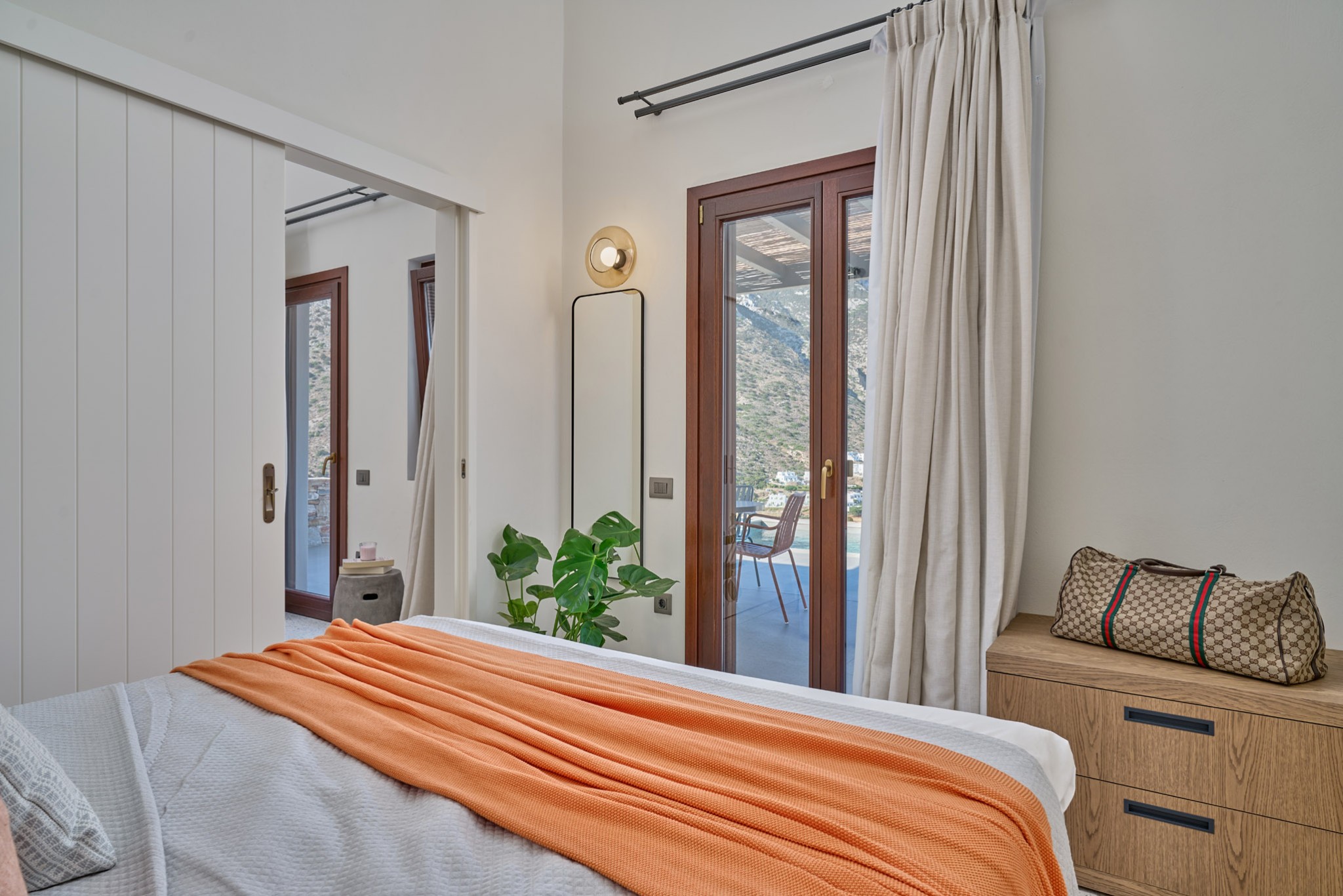 chambre décoration contemporaine petite maison 43m2 avec piscine Grèce Cyclades