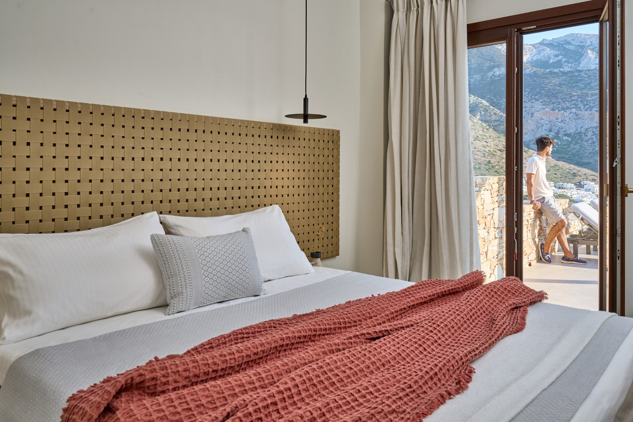 chambre décoration contemporaine petite maison 43m2 avec piscine Grèce Cyclades