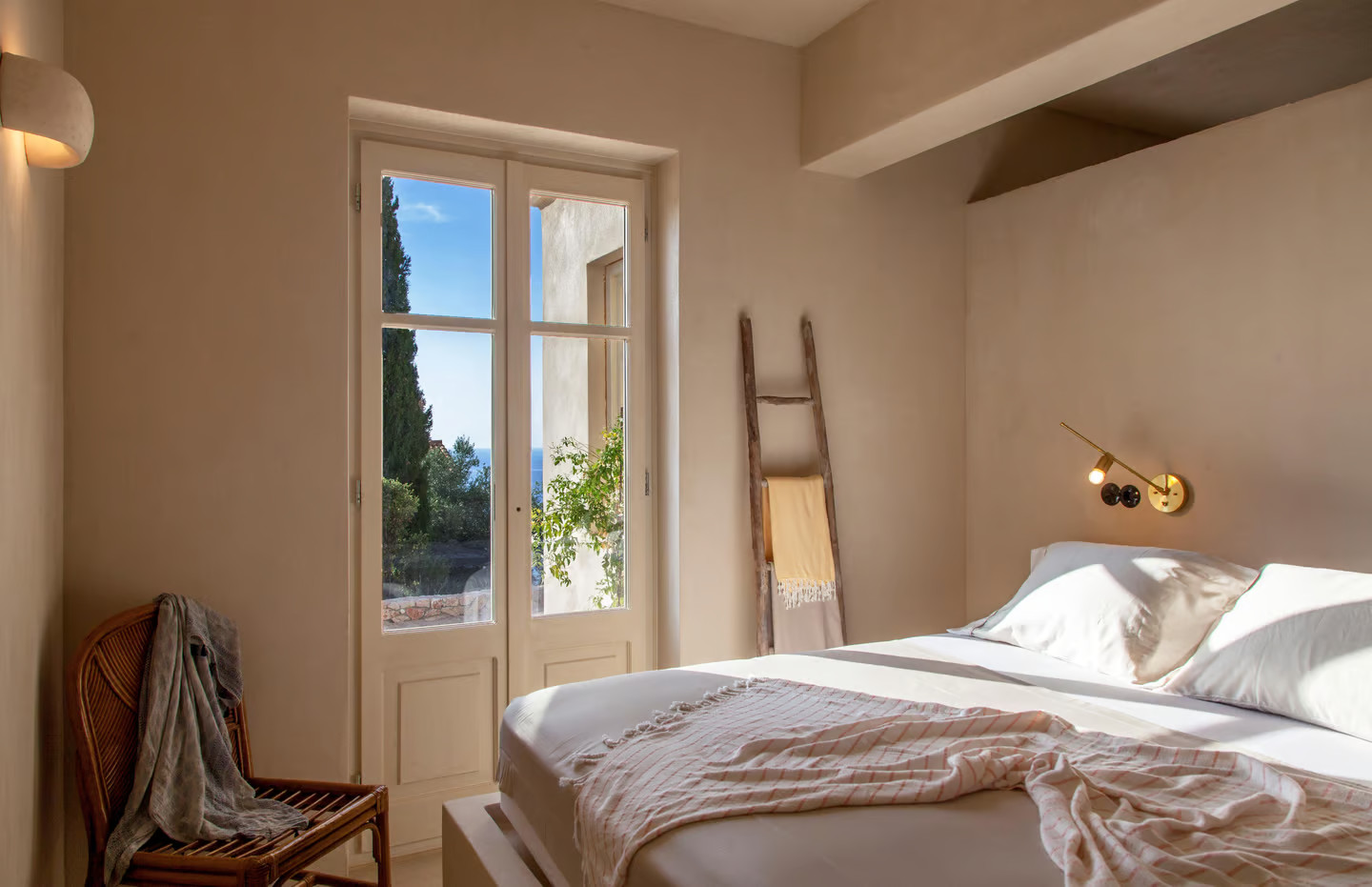 chambre décoration contemporaine beige maison avec piscine Grèce Agios Nikitas île de Lefkada