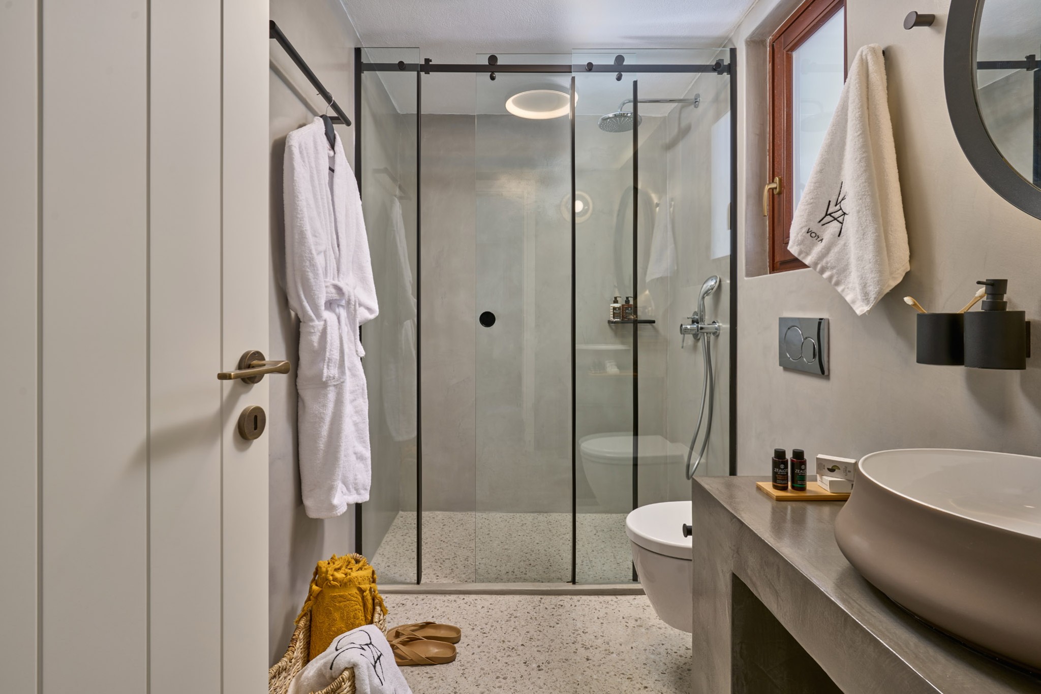 salle de bain décoration contemporaine petite maison 43m2 avec piscine Grèce Cyclades