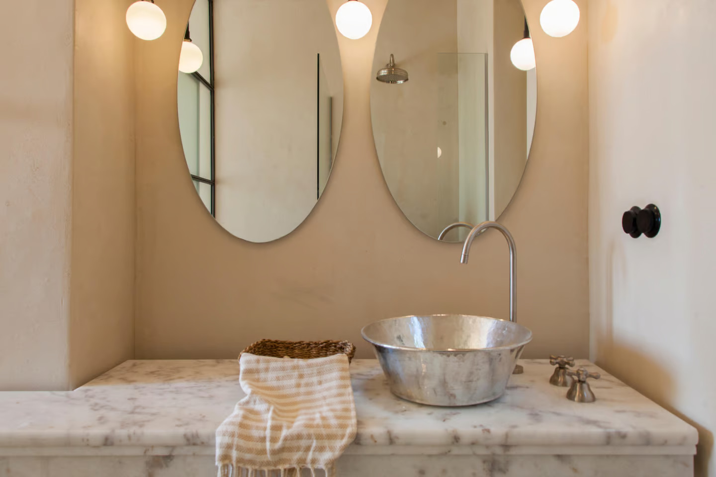 salle de bain contemporaine et rustique chic