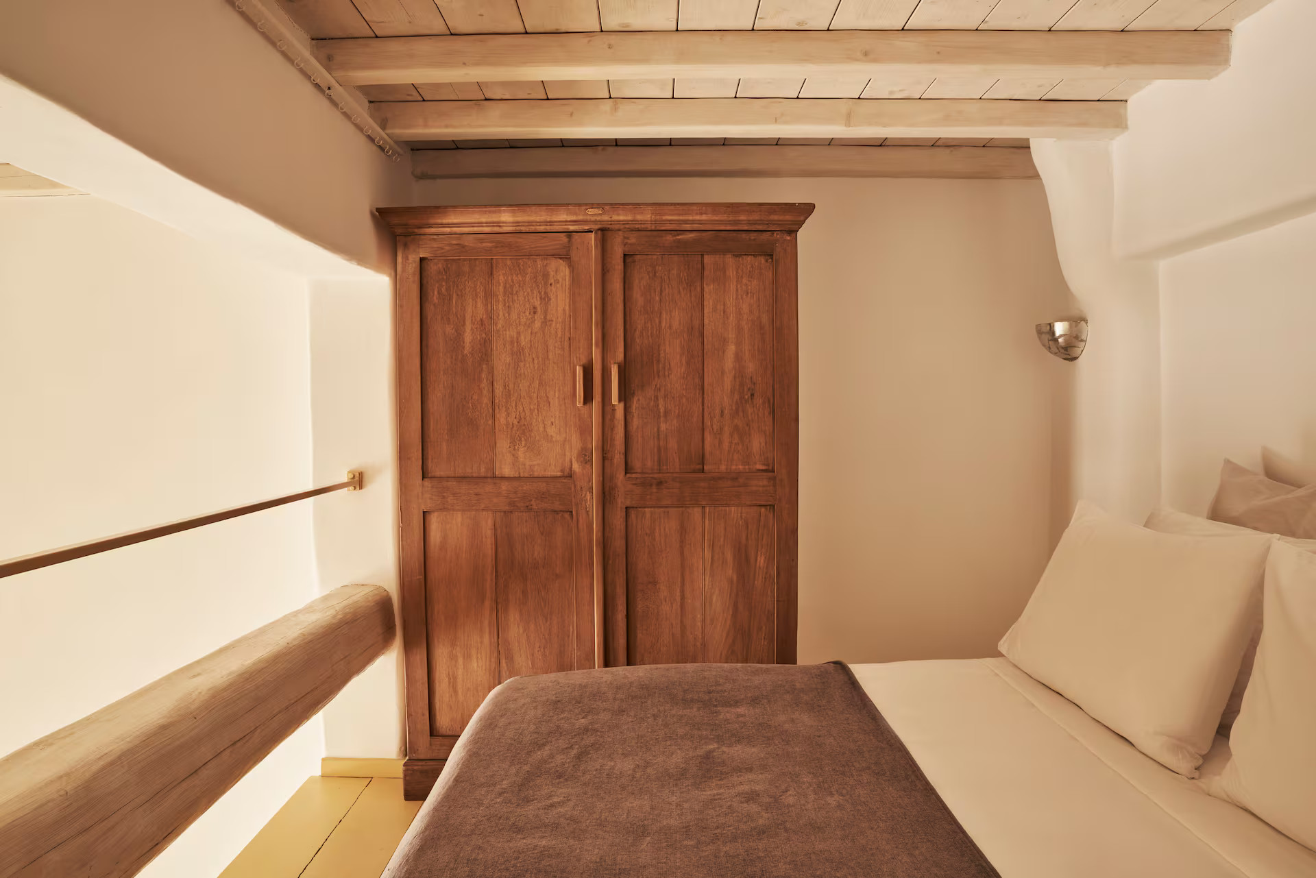 chambre sur mezzanine avec poutres décoration rustique maison de ville Mykonos chambre sur mezzanine avec poutres décoration rustique maison de ville Mykonos