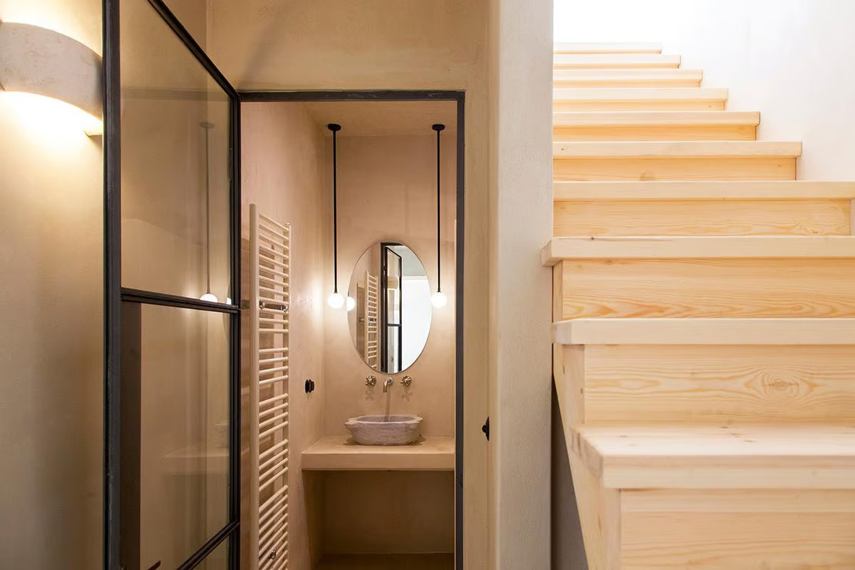 salle de bain rustique chic avec porte vitrée de style industriel